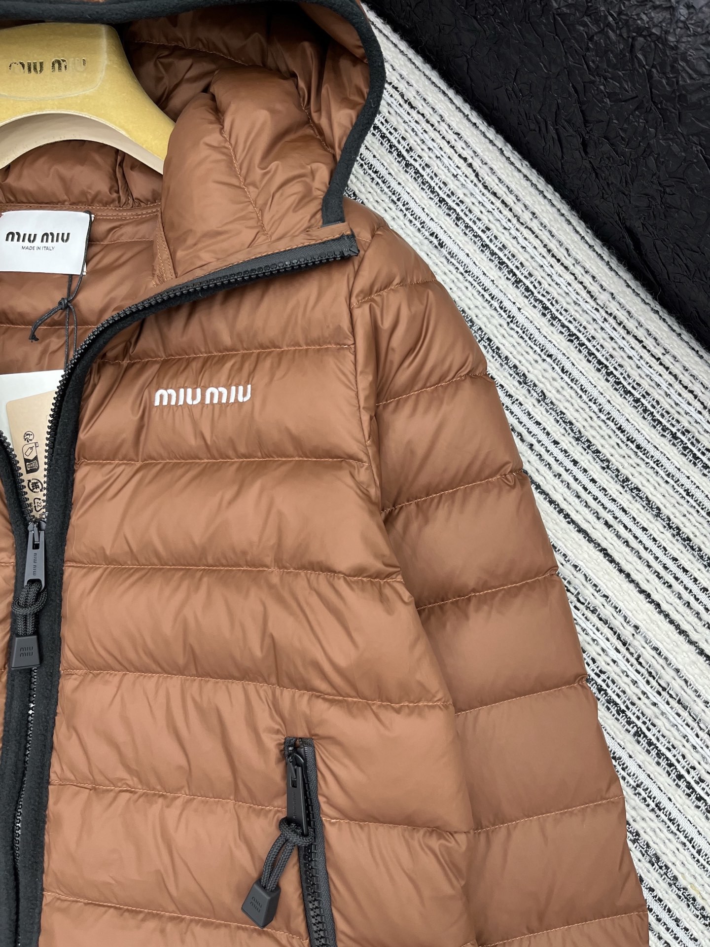 🛒𝐍𝐄𝐖 · 𝟐𝟎𝟐5/爆款现货【原版订制】Miu Mi *|25秋冬带帽羽绒服外套面包服设计 90鹅绒