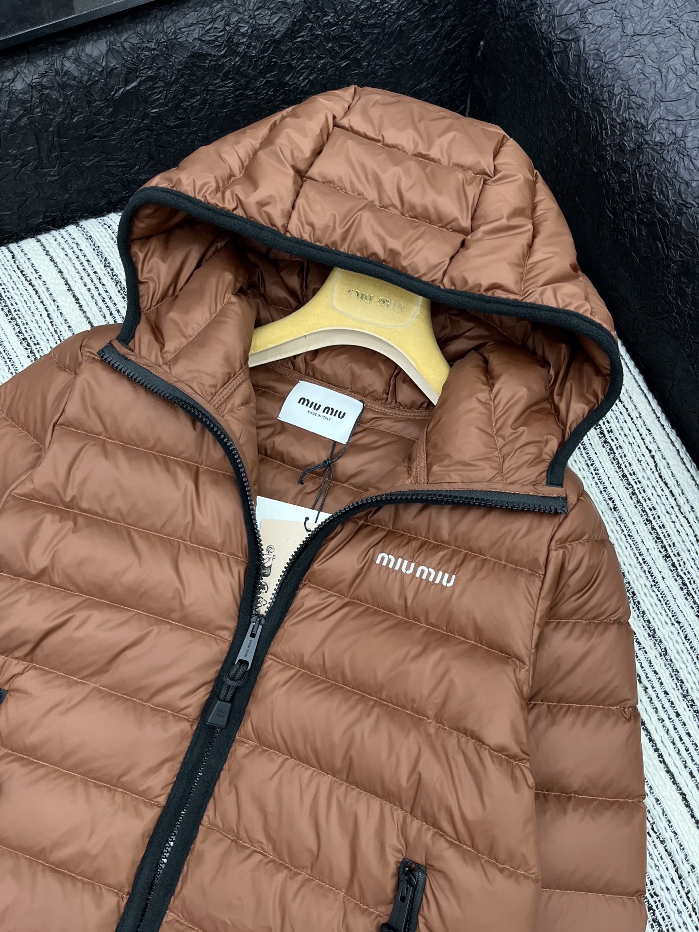 🛒𝐍𝐄𝐖 · 𝟐𝟎𝟐5/爆款现货【原版订制】Miu Mi *|25秋冬带帽羽绒服外套面包服设计 90鹅绒