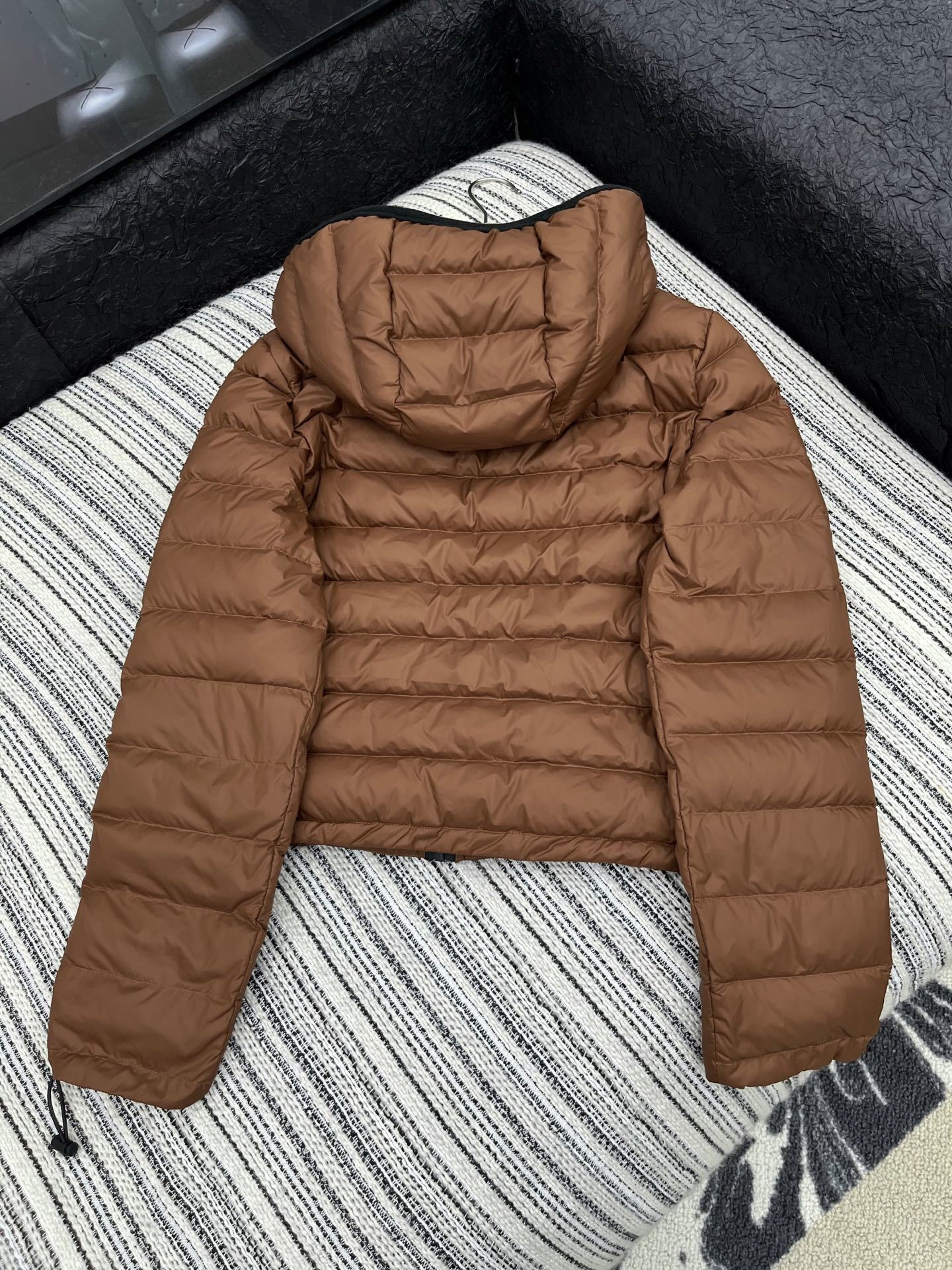 🛒𝐍𝐄𝐖 · 𝟐𝟎𝟐5/爆款现货【原版订制】Miu Mi *|25秋冬带帽羽绒服外套面包服设计 90鹅绒