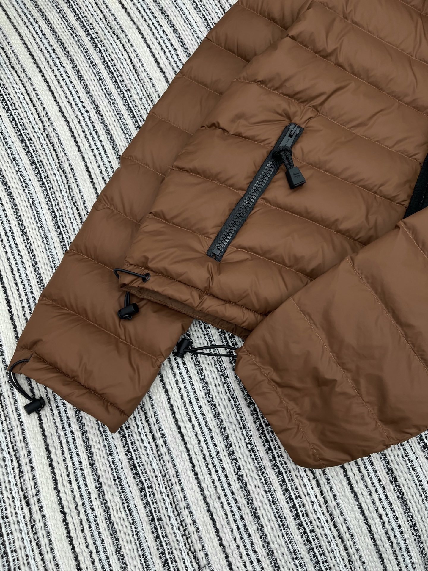 🛒𝐍𝐄𝐖 · 𝟐𝟎𝟐5/爆款现货【原版订制】Miu Mi *|25秋冬带帽羽绒服外套面包服设计 90鹅绒