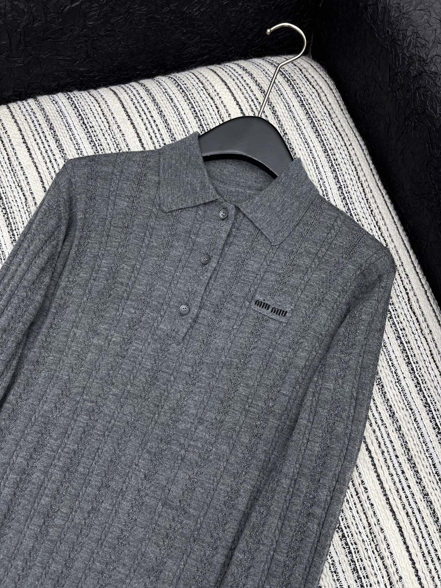 🛒𝐍𝐄𝐖 · 𝟐𝟎𝟐5/爆款现货原单品质 Miu Mi*｜ 2025新款翻领针织衫这款简直就是凹造型神器