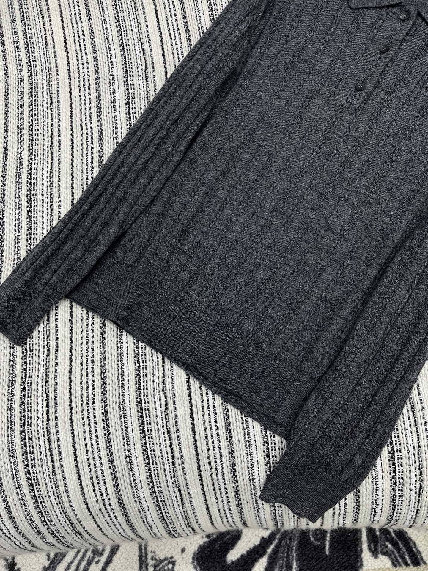 🛒𝐍𝐄𝐖 · 𝟐𝟎𝟐5/爆款现货原单品质 Miu Mi*｜ 2025新款翻领针织衫这款简直就是凹造型神器