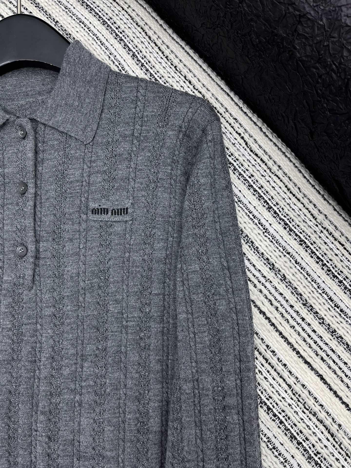 🛒𝐍𝐄𝐖 · 𝟐𝟎𝟐5/爆款现货原单品质 Miu Mi*｜ 2025新款翻领针织衫这款简直就是凹造型神器