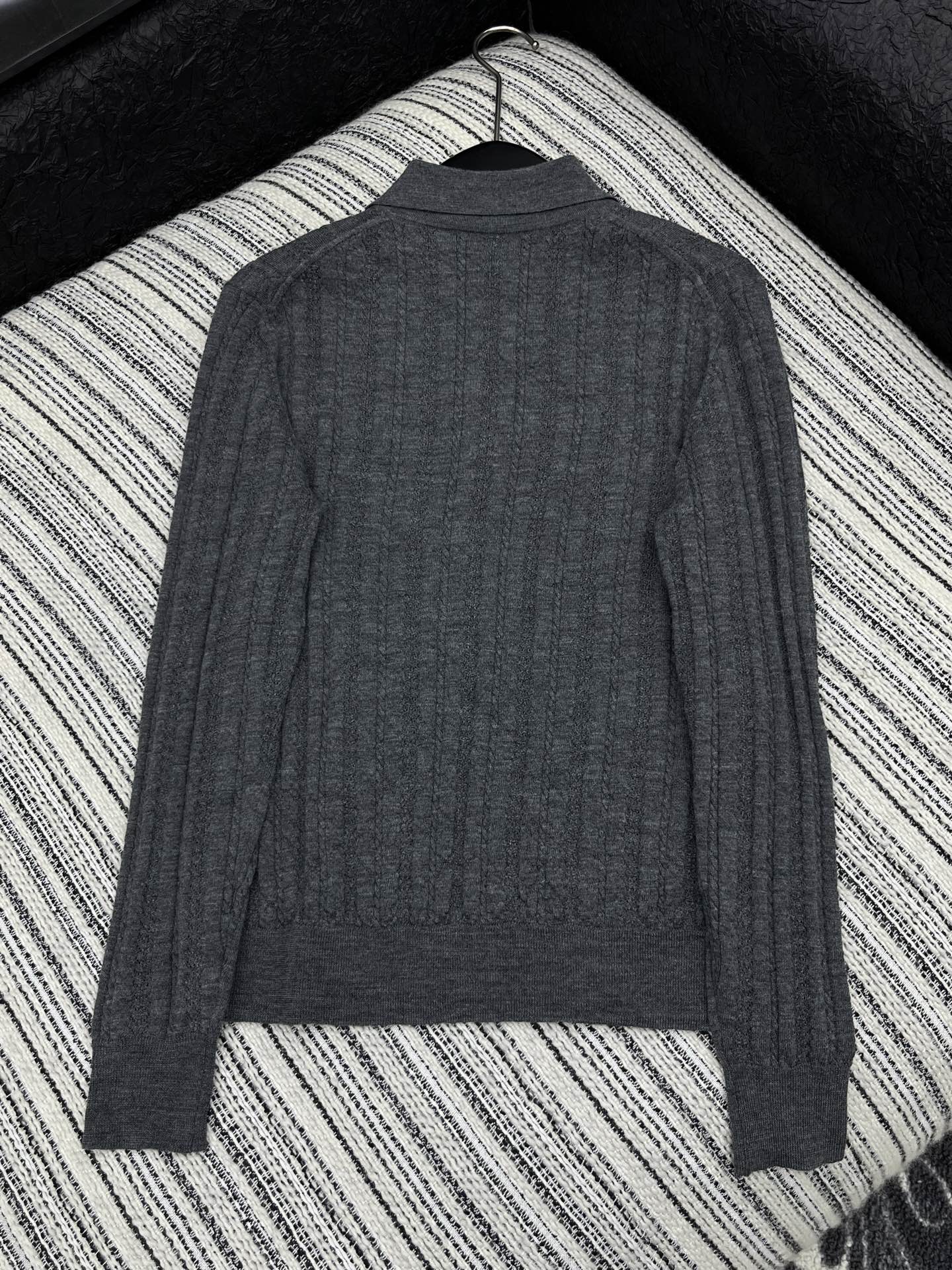 🛒𝐍𝐄𝐖 · 𝟐𝟎𝟐5/爆款现货原单品质 Miu Mi*｜ 2025新款翻领针织衫这款简直就是凹造型神器