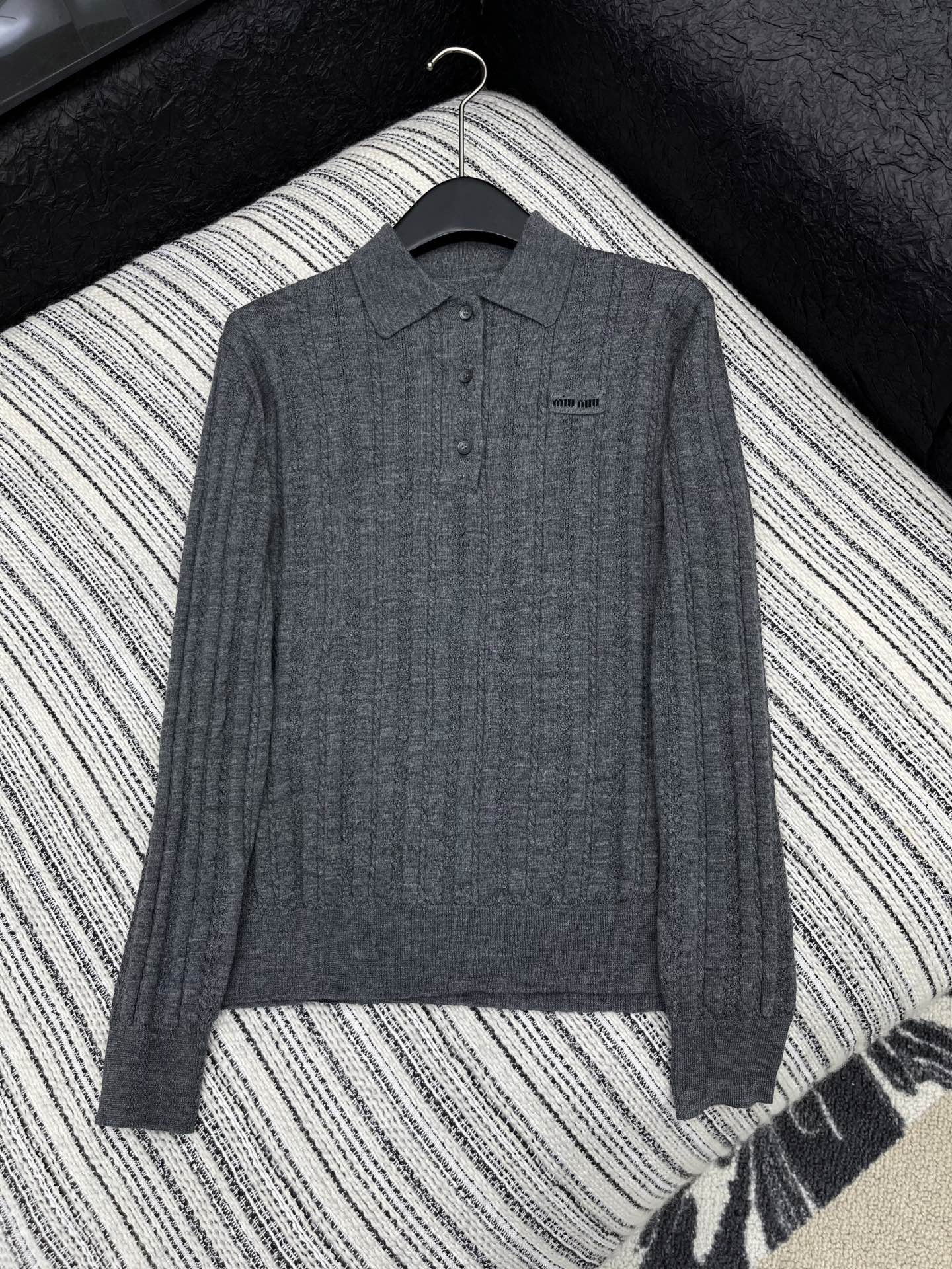🛒𝐍𝐄𝐖 · 𝟐𝟎𝟐5/爆款现货原单品质 Miu Mi*｜ 2025新款翻领针织衫这款简直就是凹造型神器