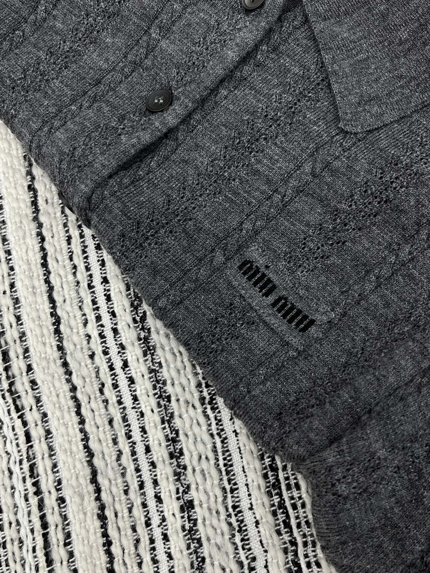 🛒𝐍𝐄𝐖 · 𝟐𝟎𝟐5/爆款现货原单品质 Miu Mi*｜ 2025新款翻领针织衫这款简直就是凹造型神器