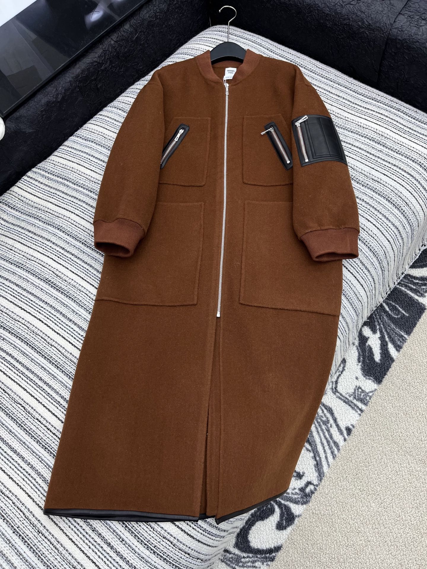 🛒𝐍𝐄𝐖 · 𝟐𝟎𝟐5/爆款现货原单品质 Her*｜2025秋冬新品长款双面呢外套 真皮撞色拼接超级重磅