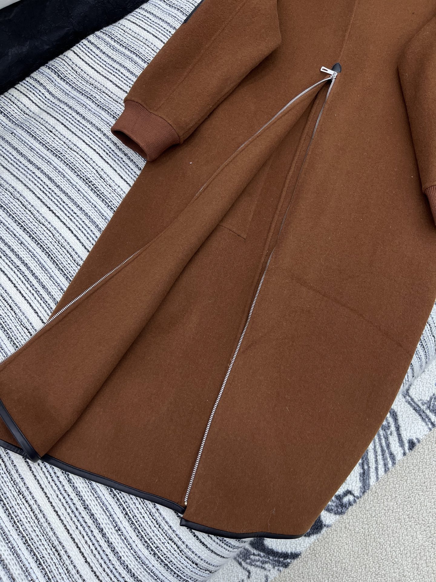 🛒𝐍𝐄𝐖 · 𝟐𝟎𝟐5/爆款现货原单品质 Her*｜2025秋冬新品长款双面呢外套 真皮撞色拼接超级重磅