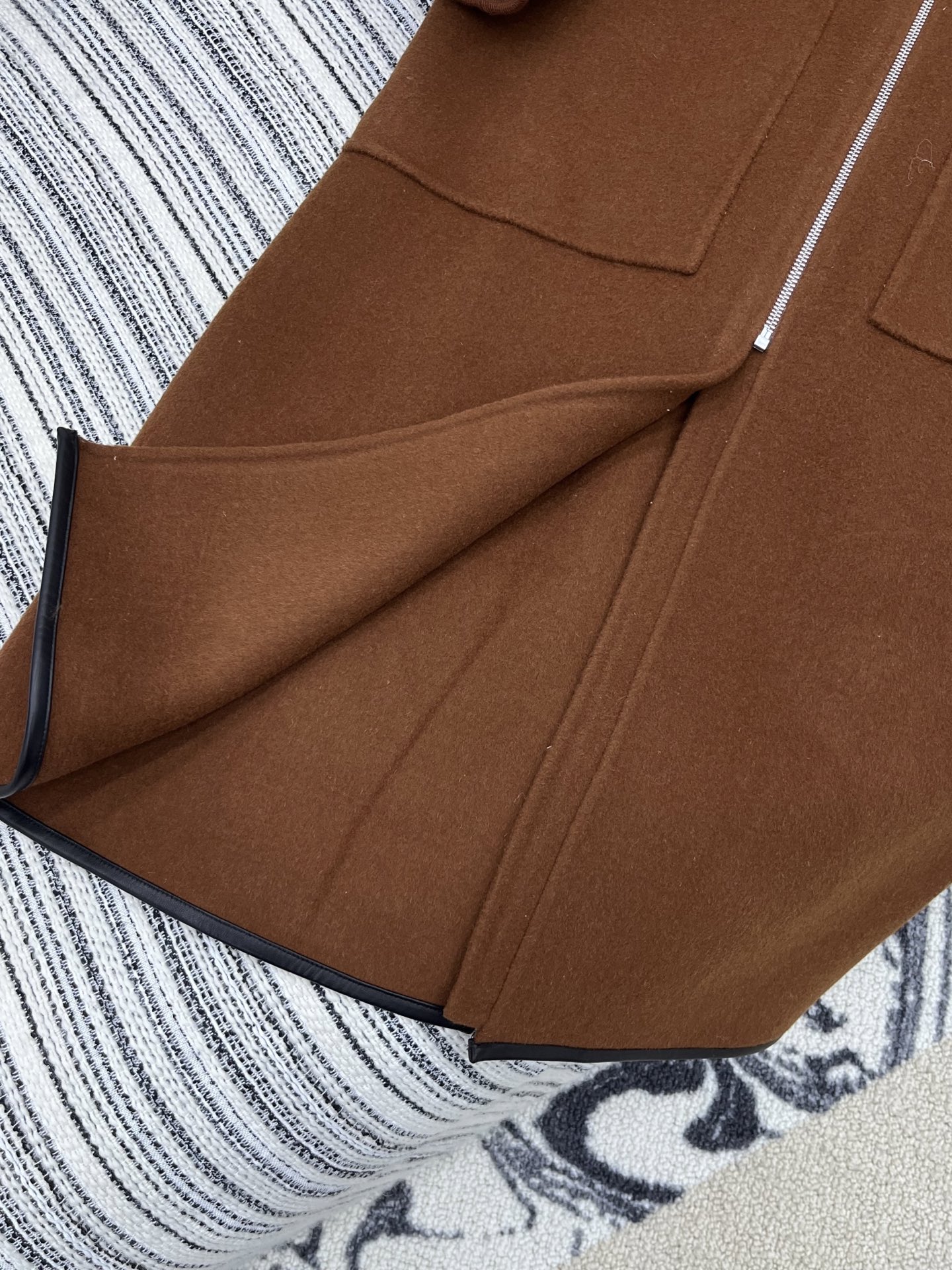 🛒𝐍𝐄𝐖 · 𝟐𝟎𝟐5/爆款现货原单品质 Her*｜2025秋冬新品长款双面呢外套 真皮撞色拼接超级重磅