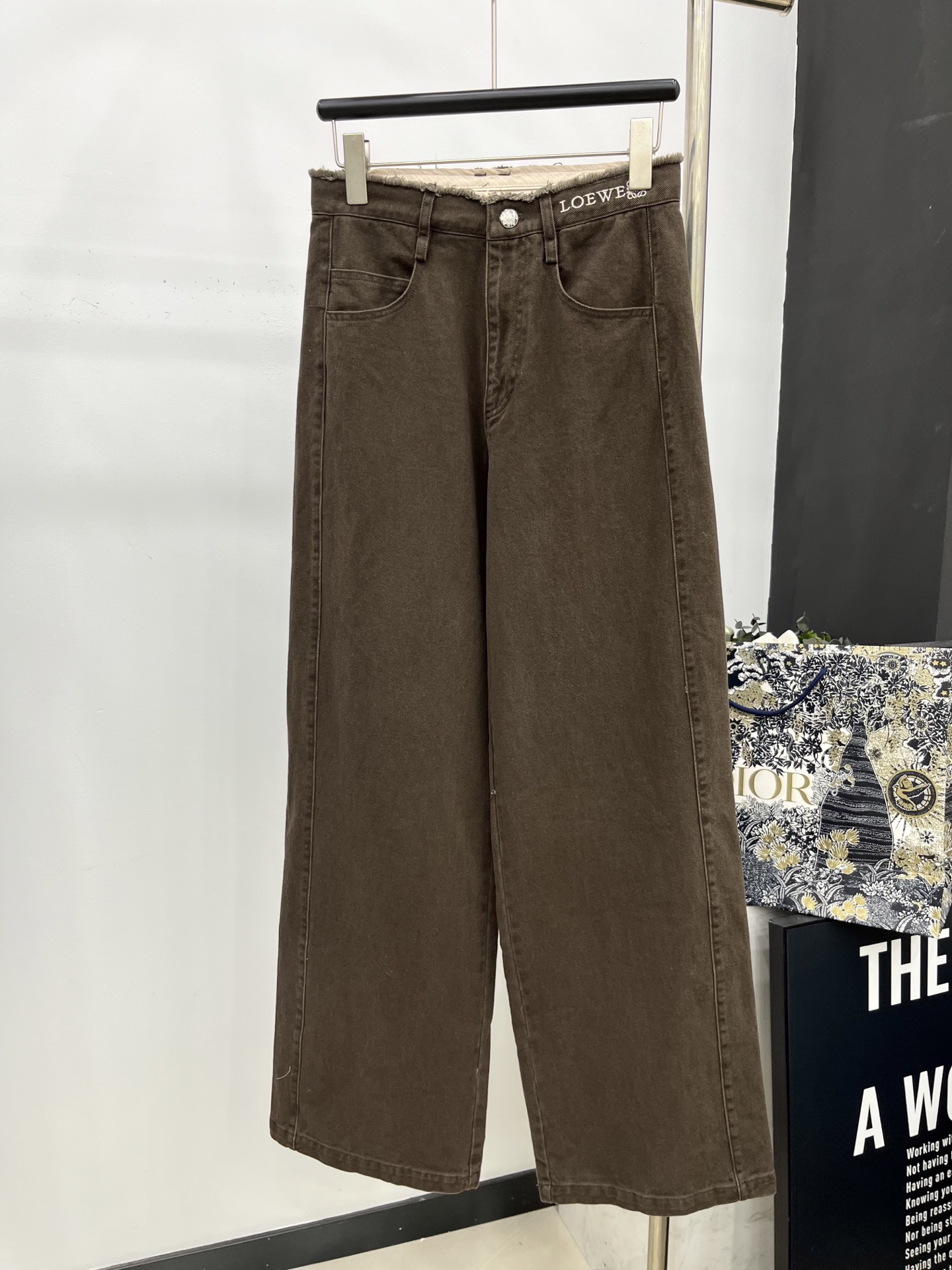 🛒𝐍𝐄𝐖 · 𝟐𝟎𝟐5/爆款现货原单品质 Loe*｜25新款棉质休闲裤毛边工艺 高订面料亲肤感更舒适 直