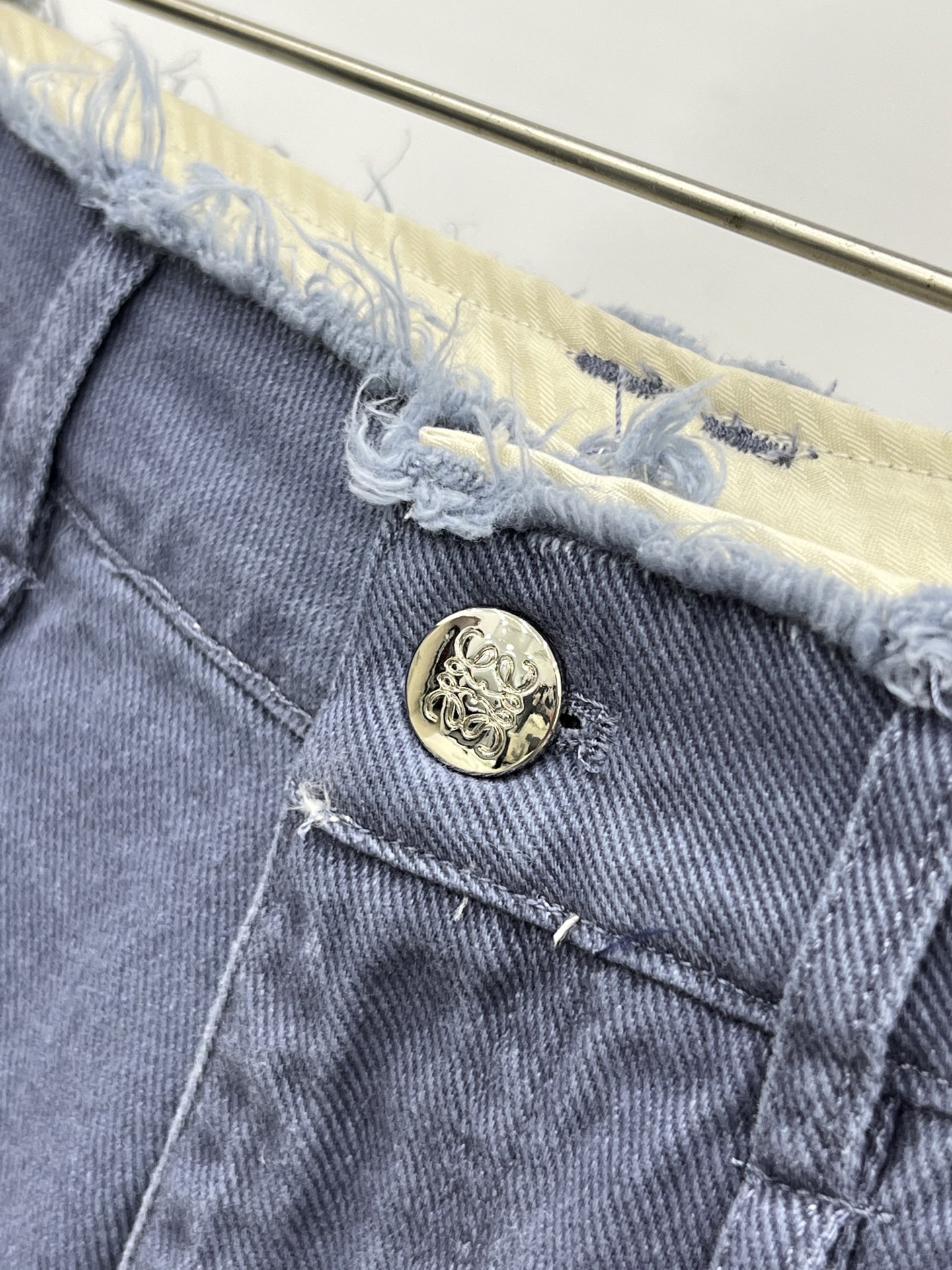 🛒𝐍𝐄𝐖 · 𝟐𝟎𝟐5/爆款现货原单品质 Loe*｜25新款棉质休闲裤毛边工艺 高订面料亲肤感更舒适 直