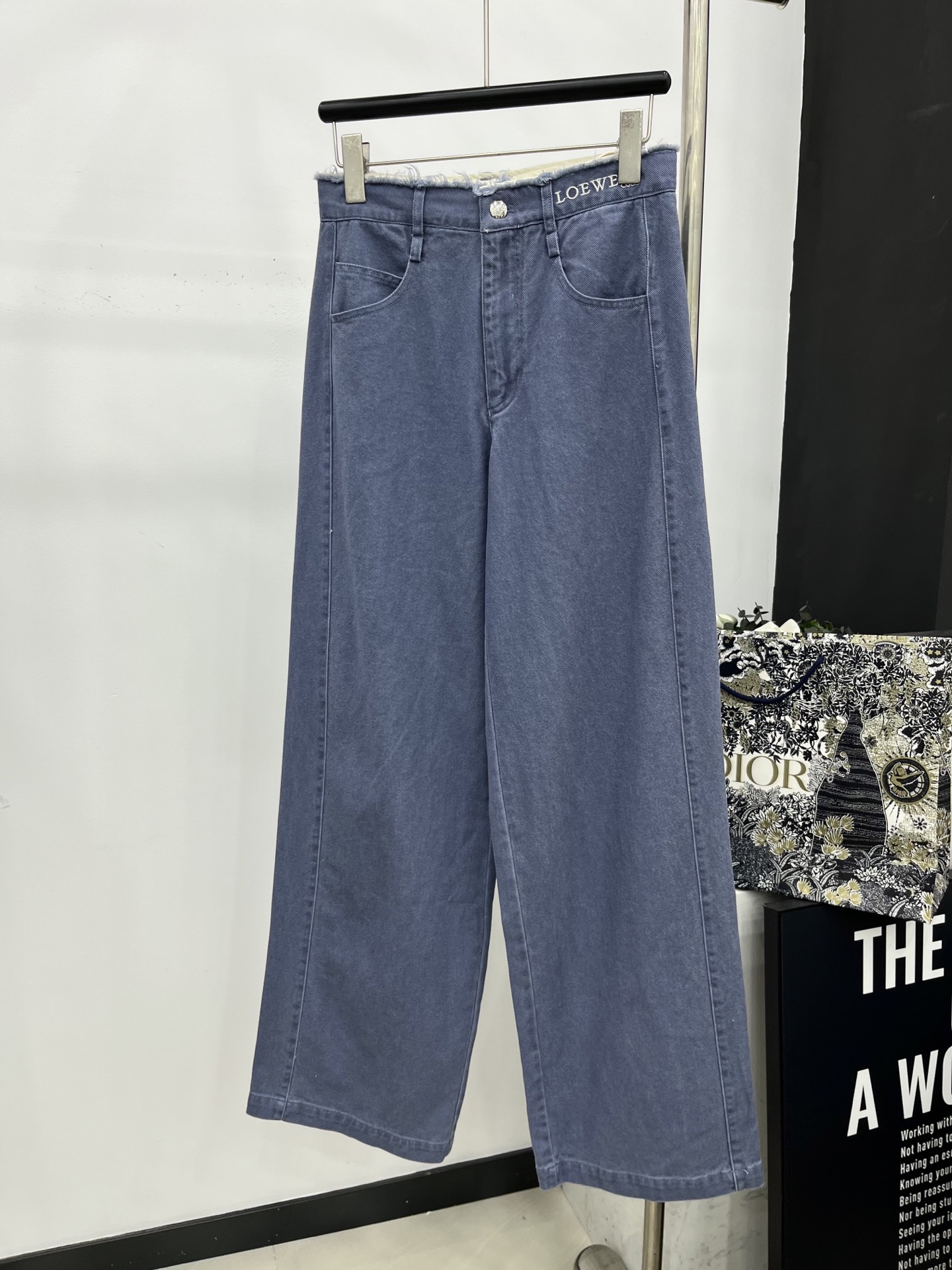 🛒𝐍𝐄𝐖 · 𝟐𝟎𝟐5/爆款现货原单品质 Loe*｜25新款棉质休闲裤毛边工艺 高订面料亲肤感更舒适 直