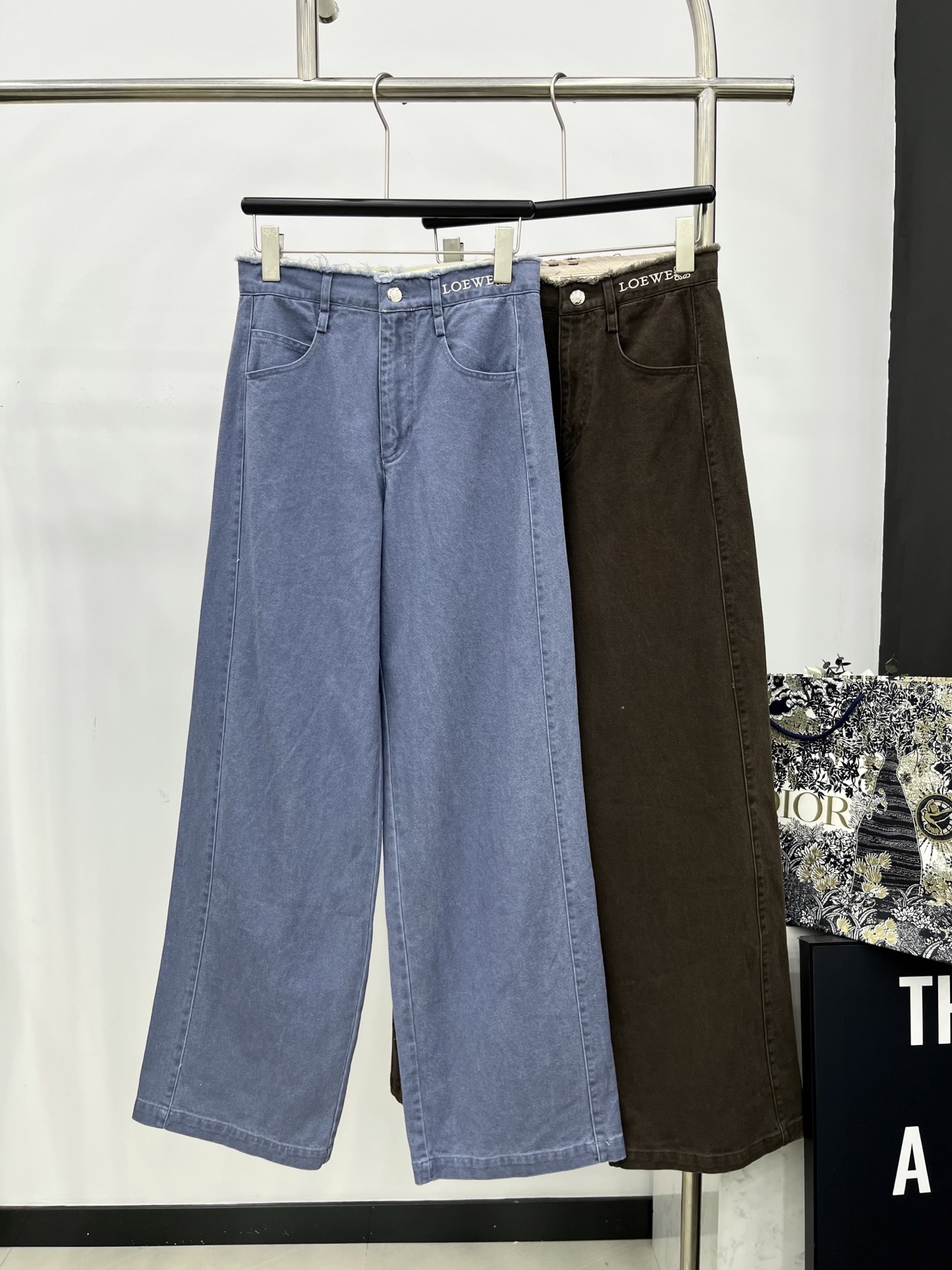 🛒𝐍𝐄𝐖 · 𝟐𝟎𝟐5/爆款现货原单品质 Loe*｜25新款棉质休闲裤毛边工艺 高订面料亲肤感更舒适 直