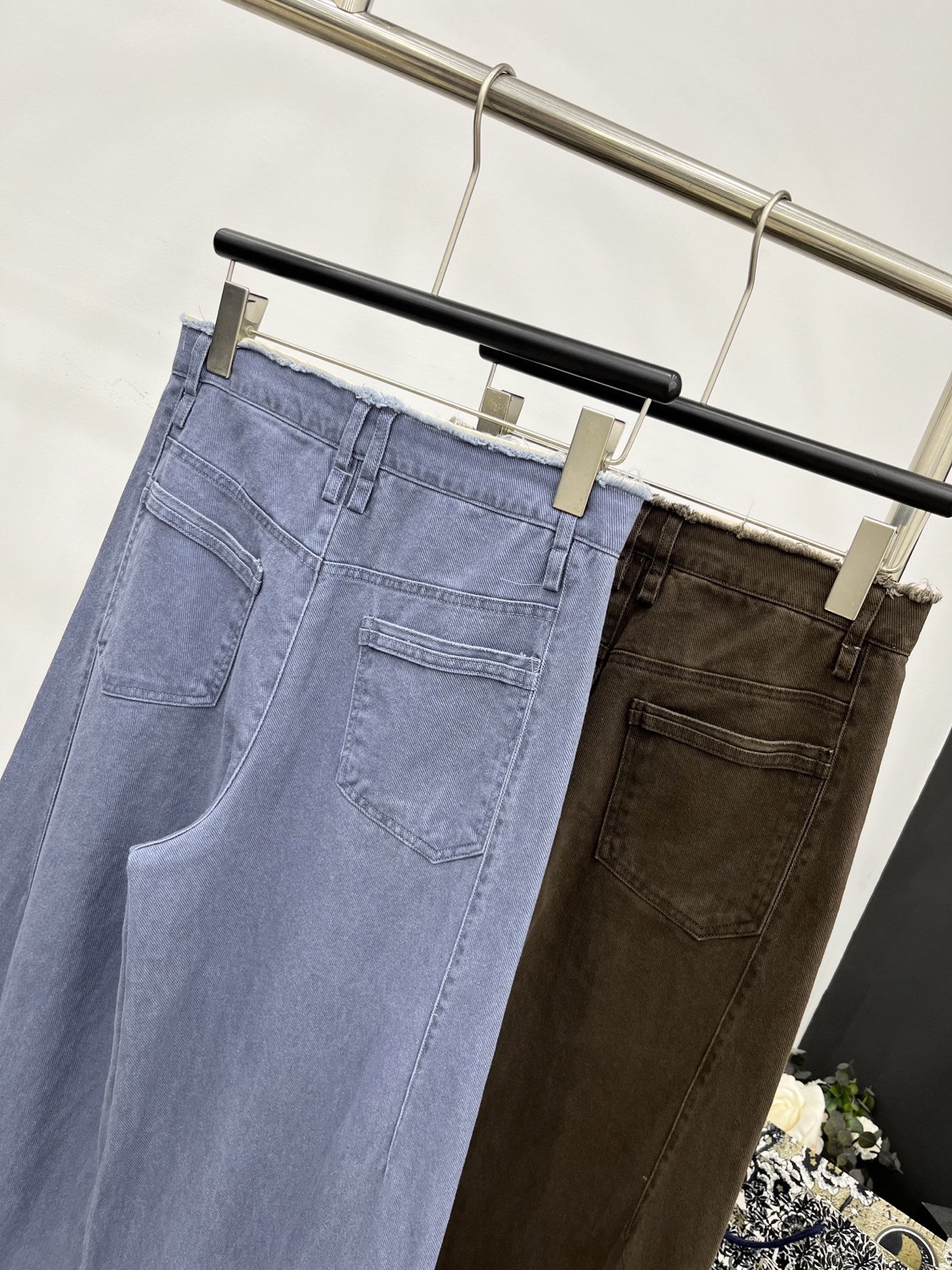 🛒𝐍𝐄𝐖 · 𝟐𝟎𝟐5/爆款现货原单品质 Loe*｜25新款棉质休闲裤毛边工艺 高订面料亲肤感更舒适 直