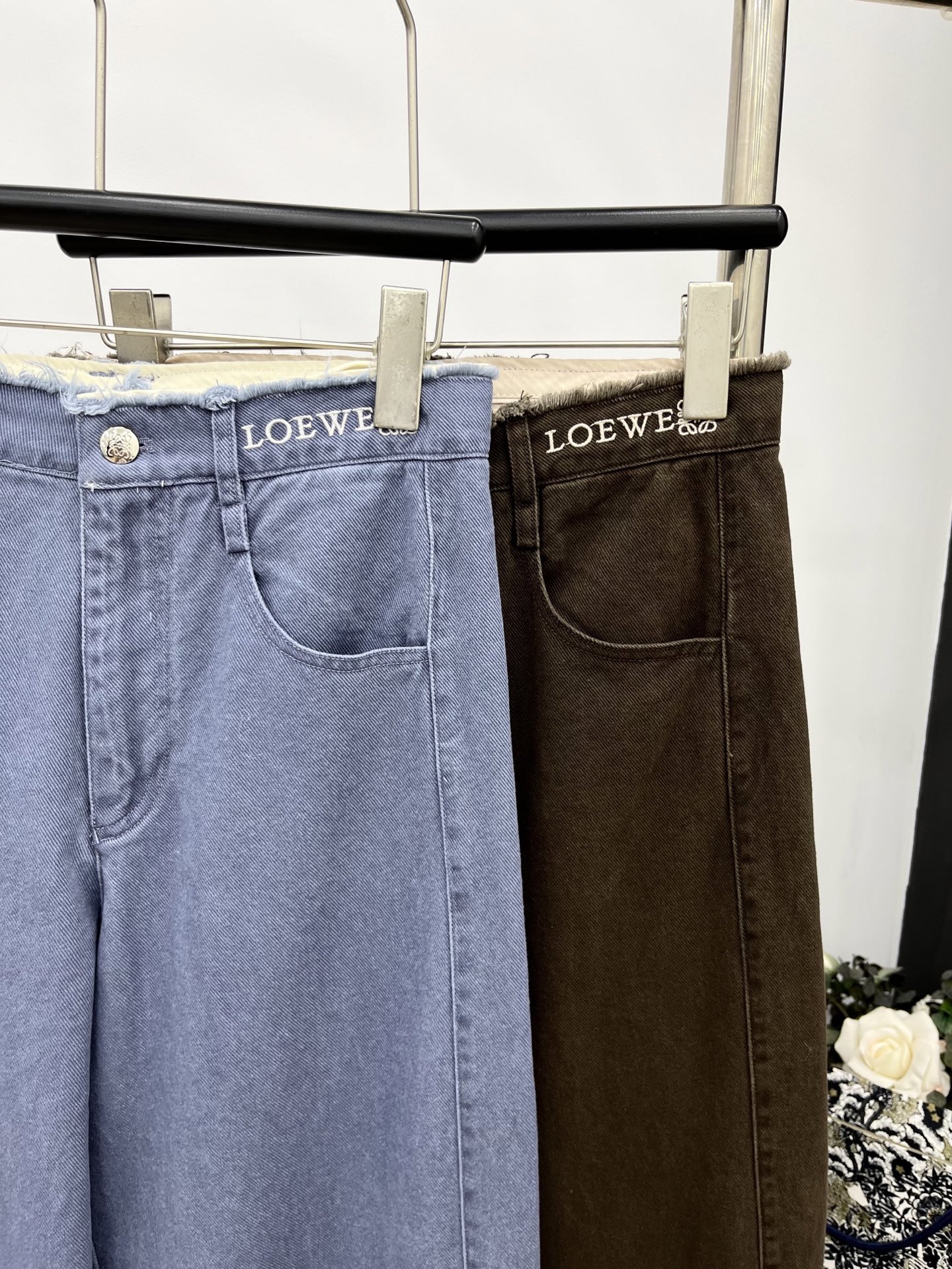 🛒𝐍𝐄𝐖 · 𝟐𝟎𝟐5/爆款现货原单品质 Loe*｜25新款棉质休闲裤毛边工艺 高订面料亲肤感更舒适 直