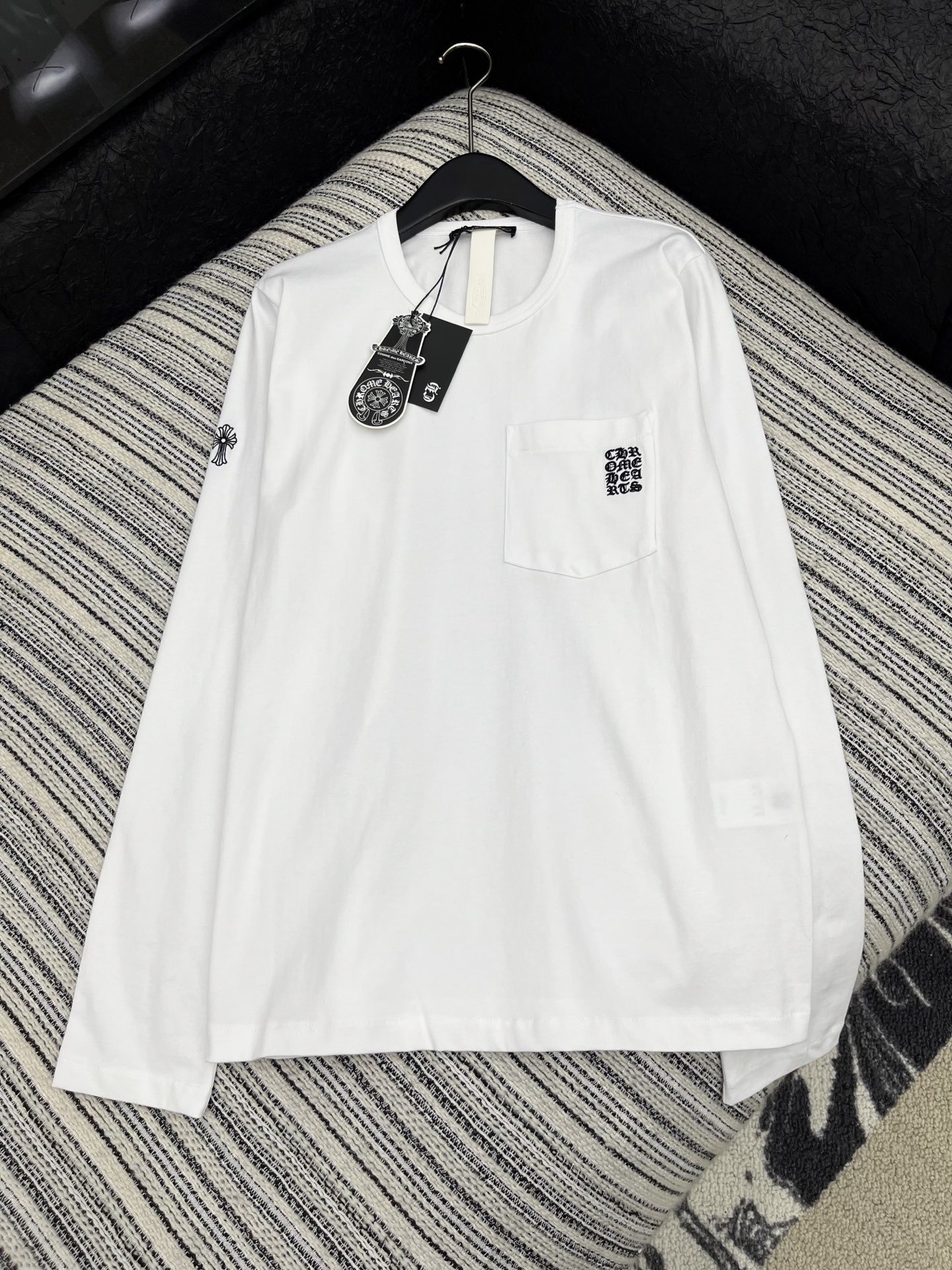 🛒𝐍𝐄𝐖 · 𝟐𝟎𝟐5/爆款现货原单品质 克罗星｜2025新款梵文口袋刺绣长袖衫宽松慵懒系列！纯色系酷酷