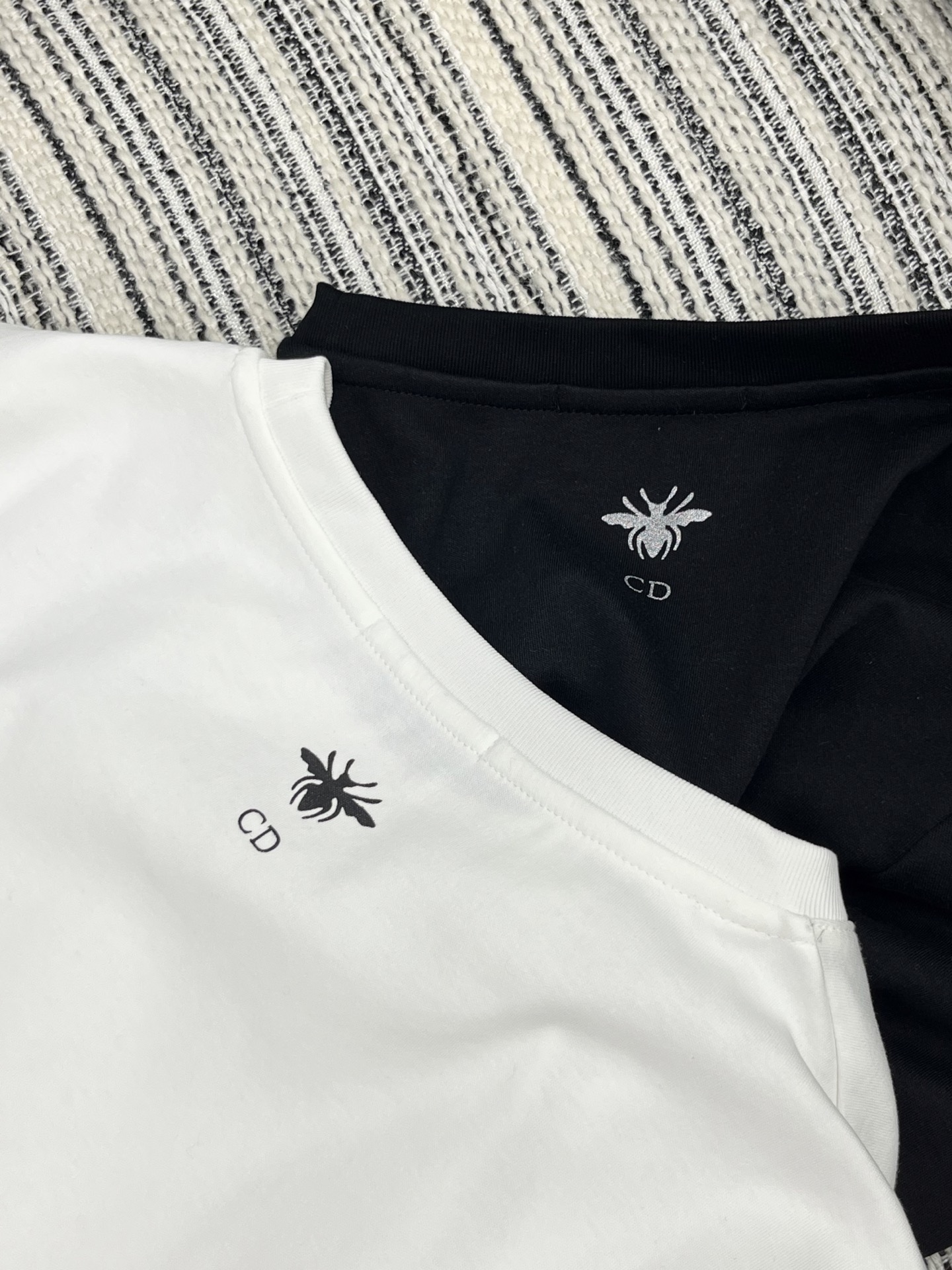 🛒𝐍𝐄𝐖 · 𝟐𝟎𝟐5/爆款现货原单品质 Dio*｜2025新款印花订珠长袖T常规版型 随性感拉满云感舒