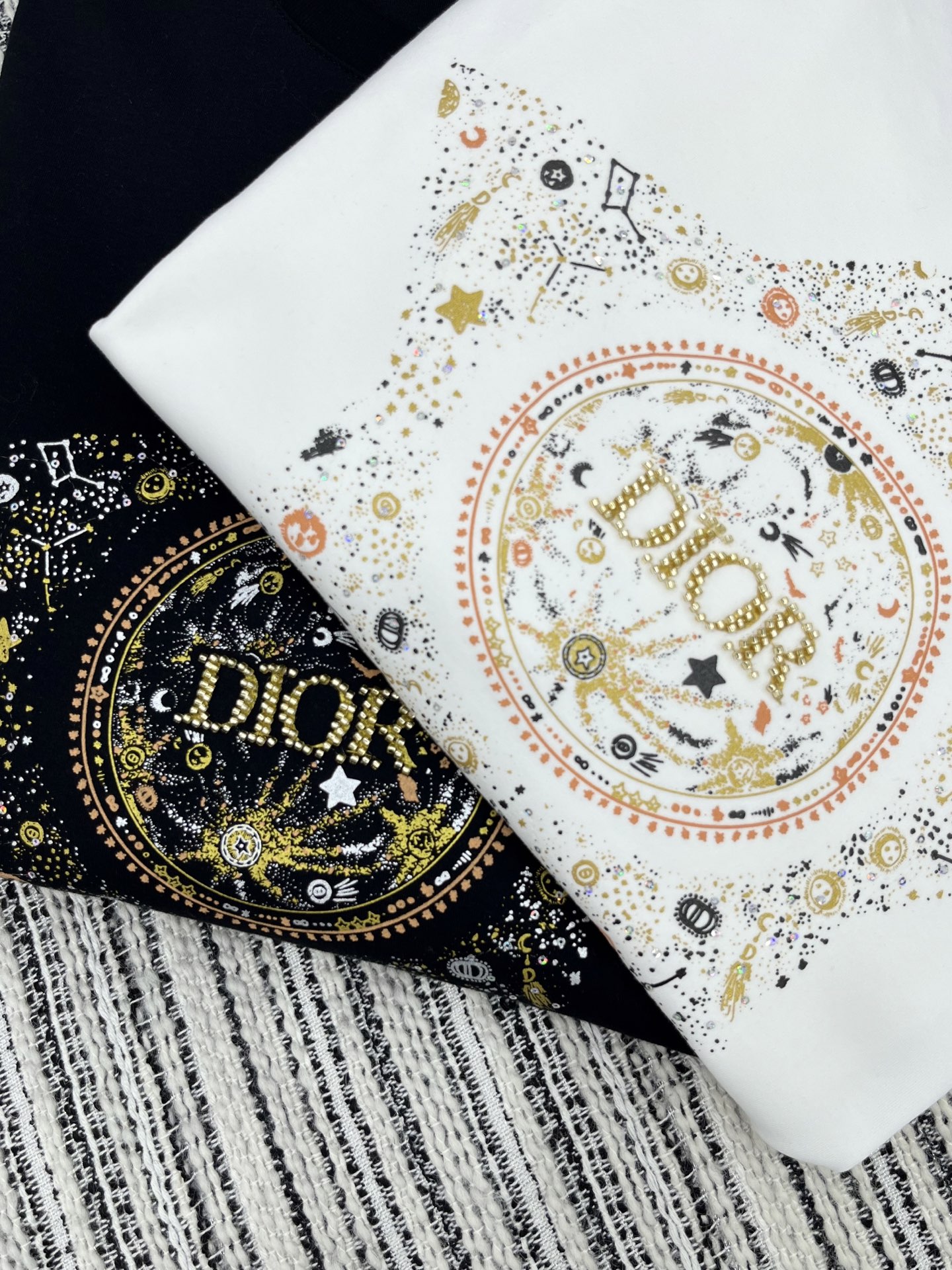 🛒𝐍𝐄𝐖 · 𝟐𝟎𝟐5/爆款现货原单品质 Dio*｜2025新款印花订珠长袖T常规版型 随性感拉满云感舒