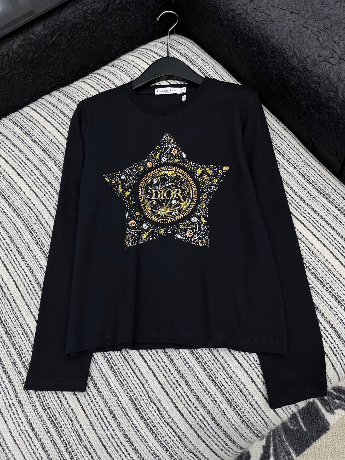 🛒𝐍𝐄𝐖 · 𝟐𝟎𝟐5/爆款现货原单品质 Dio*｜2025新款印花订珠长袖T常规版型 随性感拉满云感舒