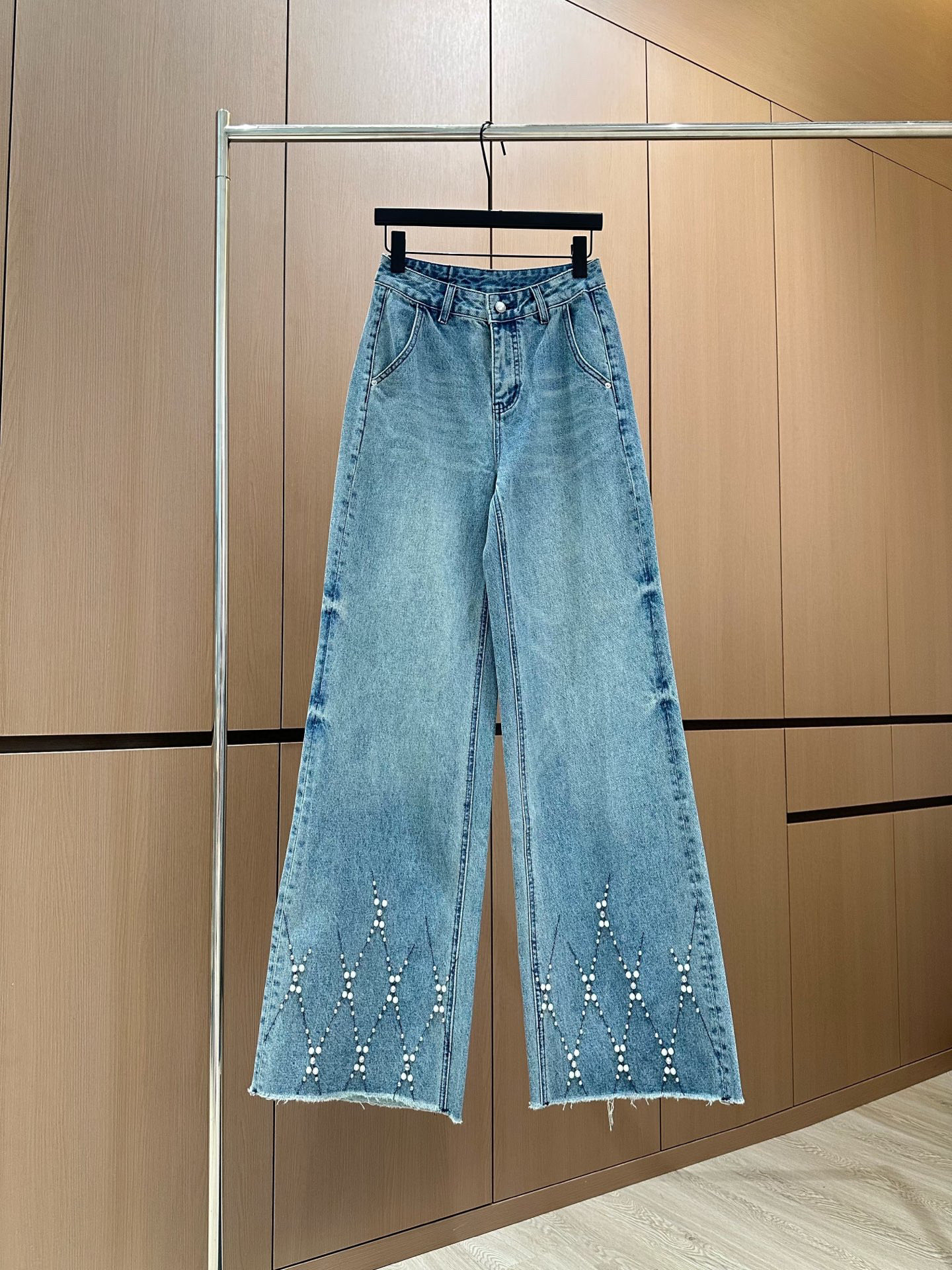 🛒𝐍𝐄𝐖 · 𝟐𝟎𝟐5/爆款现货设计师 原创｜2025 手工珍珠装饰牛仔裤定制YB斜纹棉牛仔材质 工艺洗