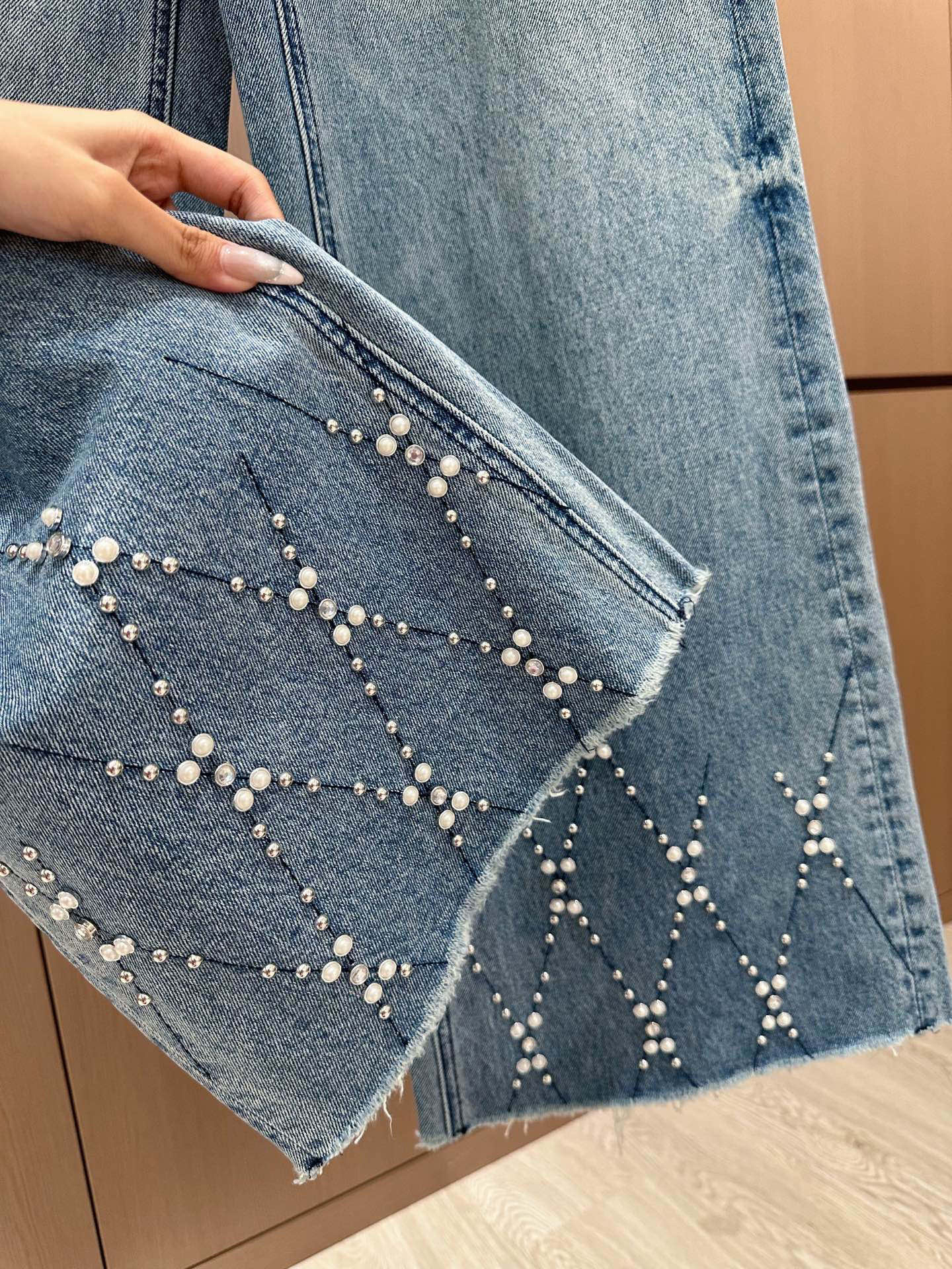 🛒𝐍𝐄𝐖 · 𝟐𝟎𝟐5/爆款现货设计师 原创｜2025 手工珍珠装饰牛仔裤定制YB斜纹棉牛仔材质 工艺洗