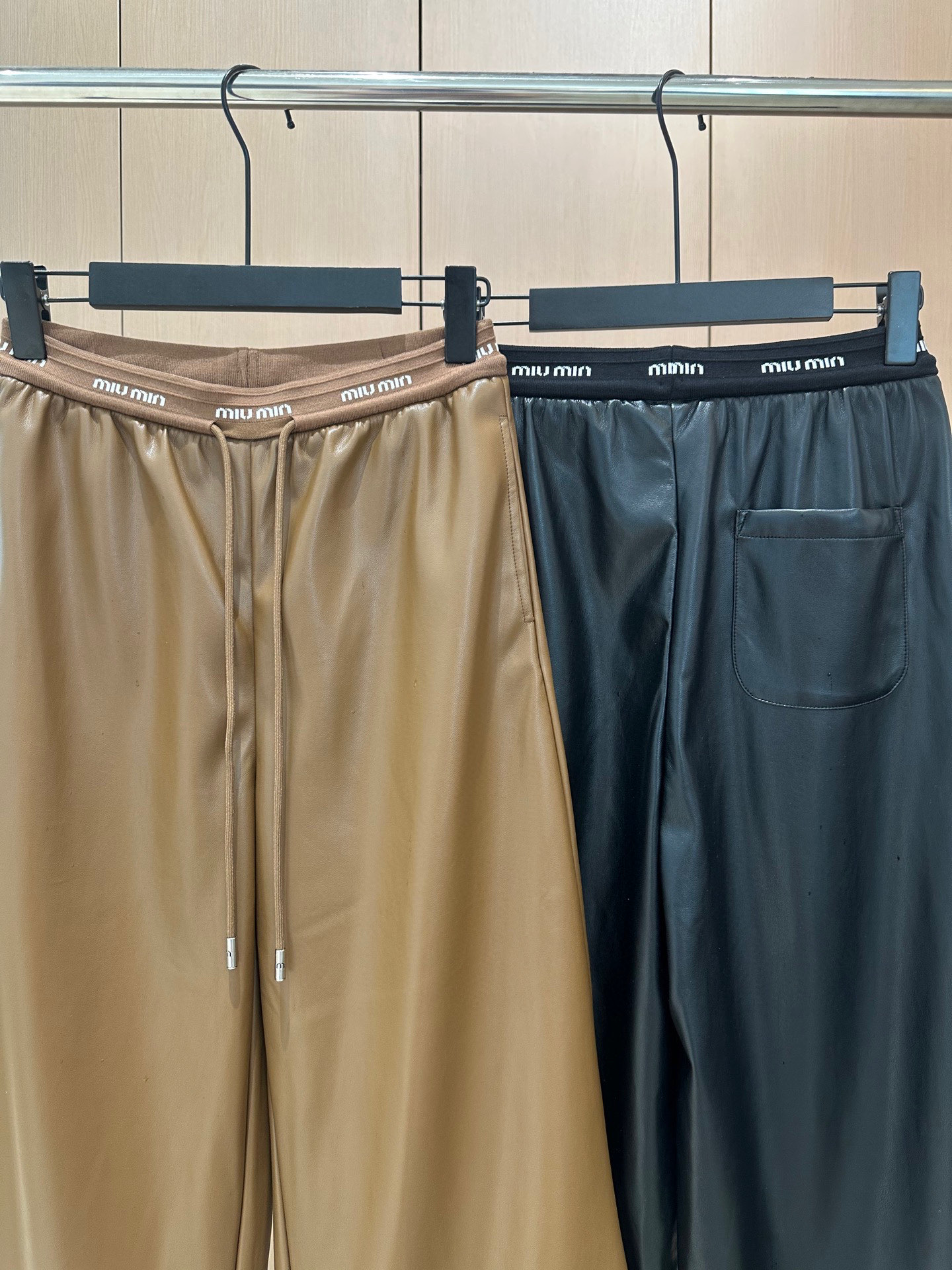 🛒𝐍𝐄𝐖 · 𝟐𝟎𝟐5/爆款现货设计师 原创｜25新款字母织带环保♻️进口植物蛋白皮皮裤【薄绒】四季皆可