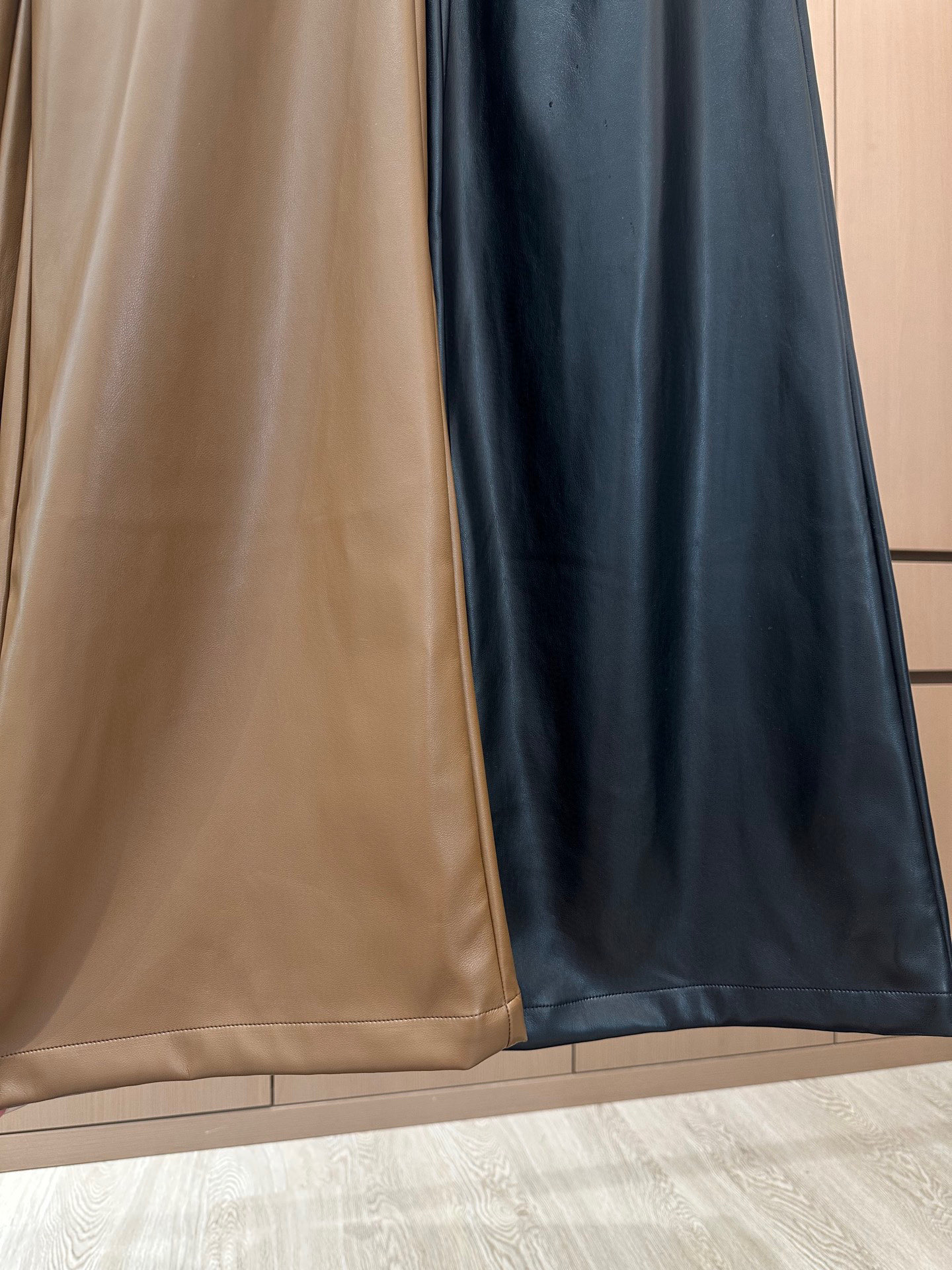 🛒𝐍𝐄𝐖 · 𝟐𝟎𝟐5/爆款现货设计师 原创｜25新款字母织带环保♻️进口植物蛋白皮皮裤【薄绒】四季皆可