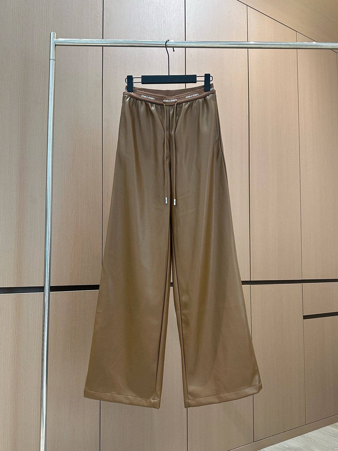 🛒𝐍𝐄𝐖 · 𝟐𝟎𝟐5/爆款现货设计师 原创｜25新款字母织带环保♻️进口植物蛋白皮皮裤【薄绒】四季皆可