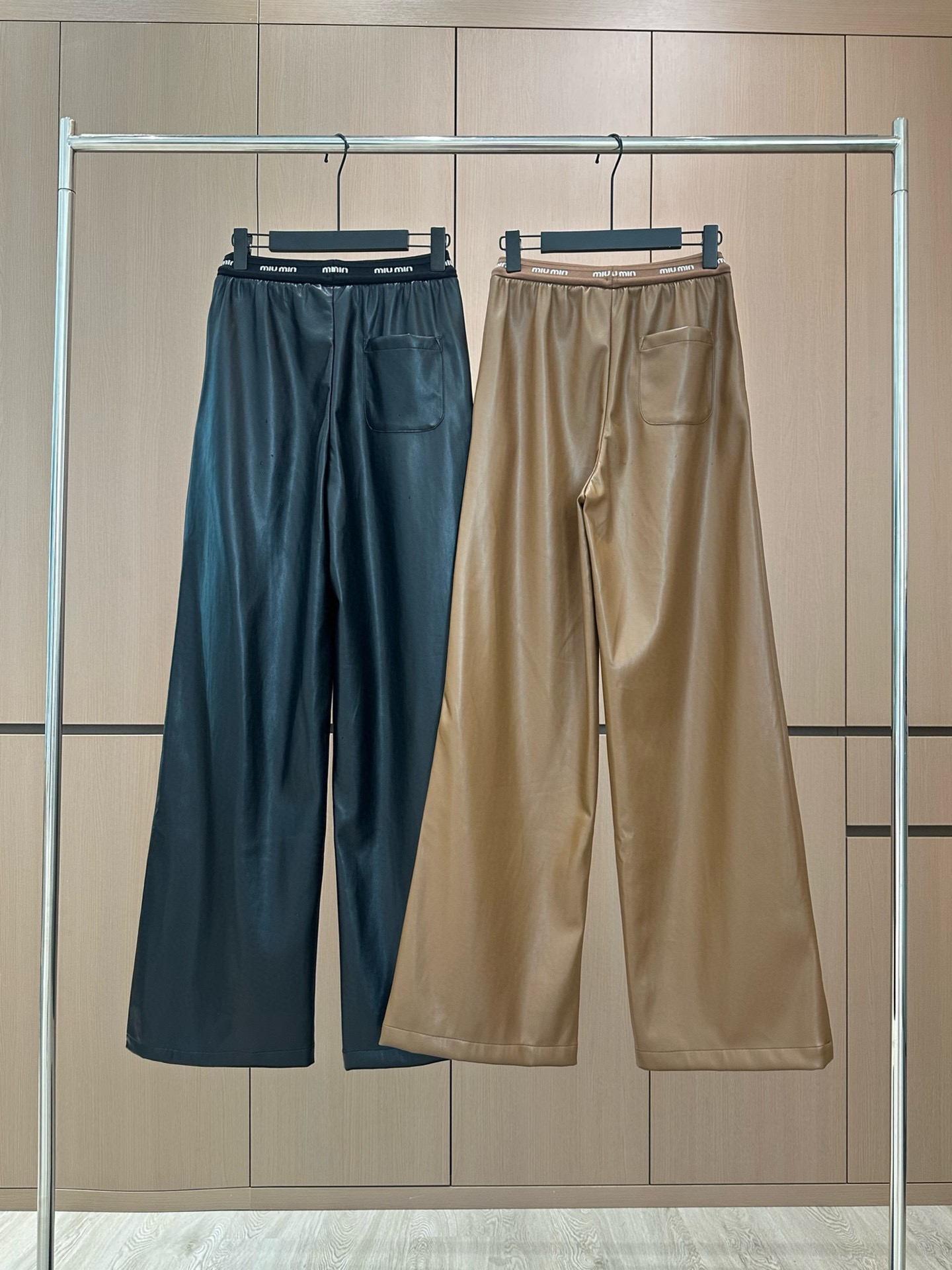 🛒𝐍𝐄𝐖 · 𝟐𝟎𝟐5/爆款现货设计师 原创｜25新款字母织带环保♻️进口植物蛋白皮皮裤【薄绒】四季皆可