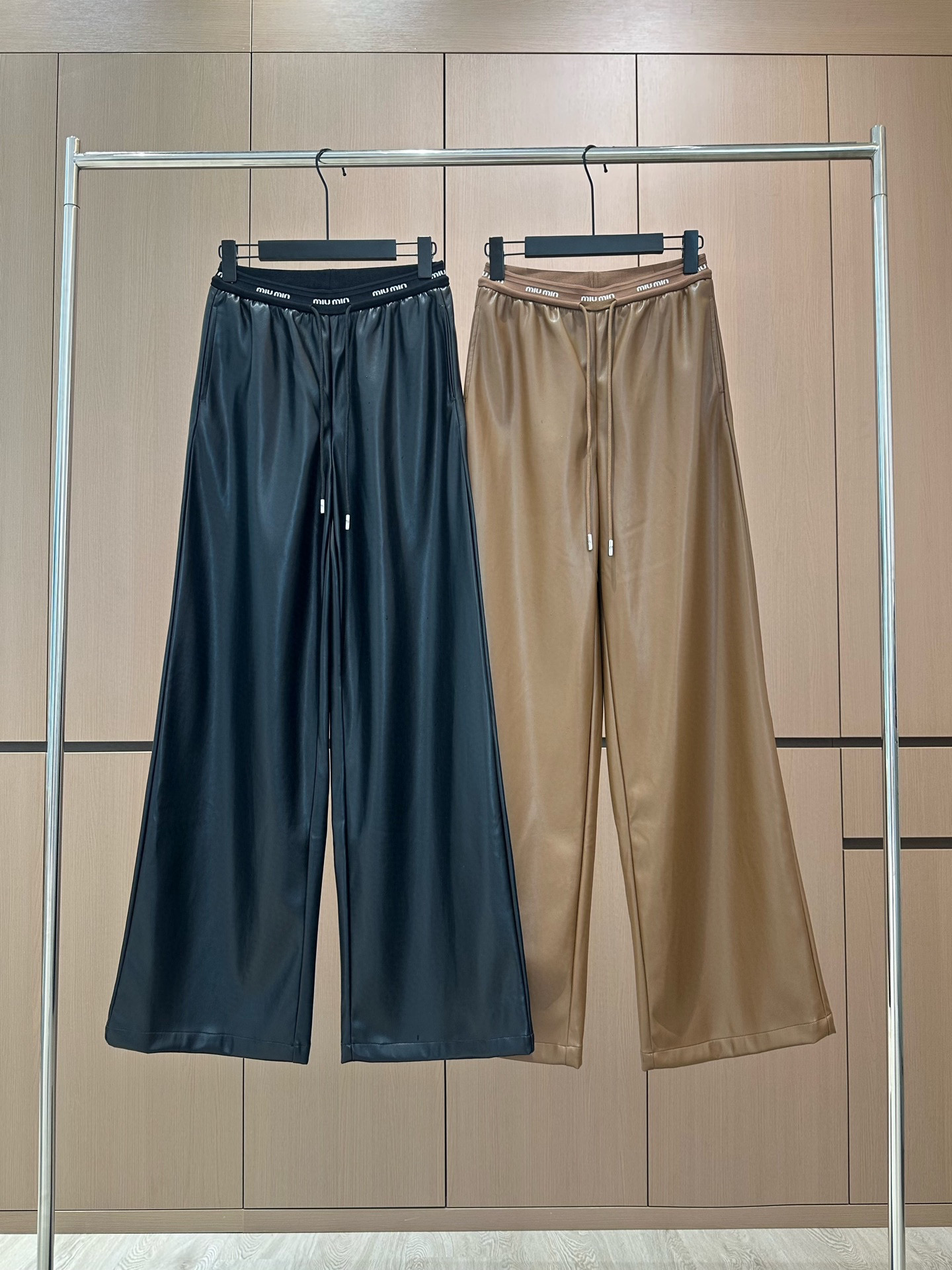 🛒𝐍𝐄𝐖 · 𝟐𝟎𝟐5/爆款现货设计师 原创｜25新款字母织带环保♻️进口植物蛋白皮皮裤【薄绒】四季皆可