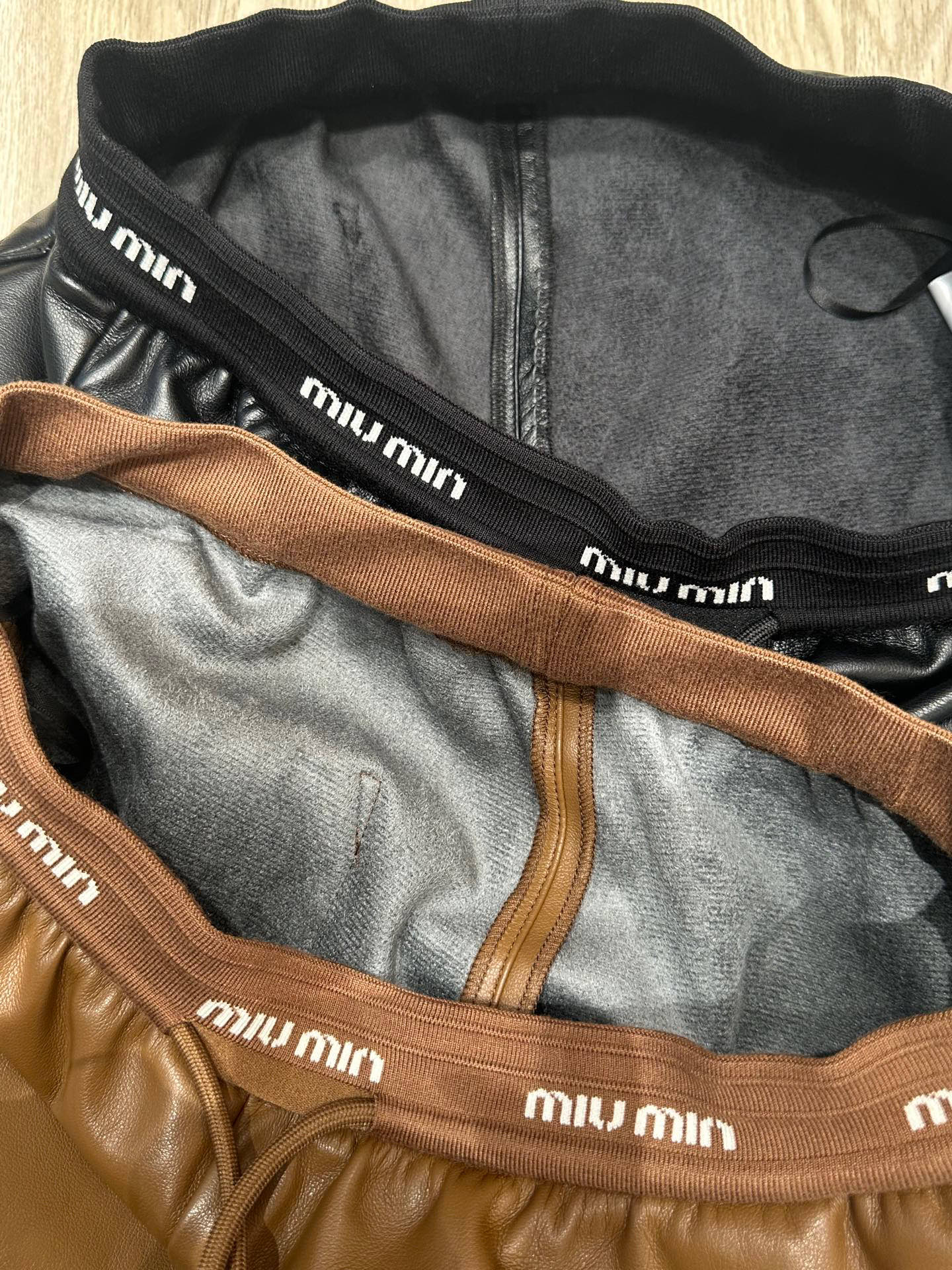 🛒𝐍𝐄𝐖 · 𝟐𝟎𝟐5/爆款现货设计师 原创｜25新款字母织带环保♻️进口植物蛋白皮皮裤【薄绒】四季皆可