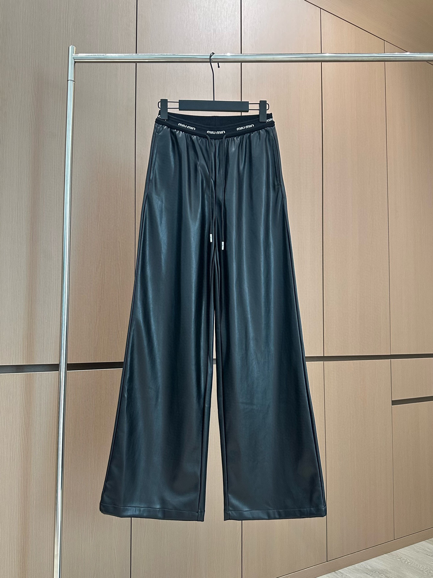 🛒𝐍𝐄𝐖 · 𝟐𝟎𝟐5/爆款现货设计师 原创｜25新款字母织带环保♻️进口植物蛋白皮皮裤【薄绒】四季皆可