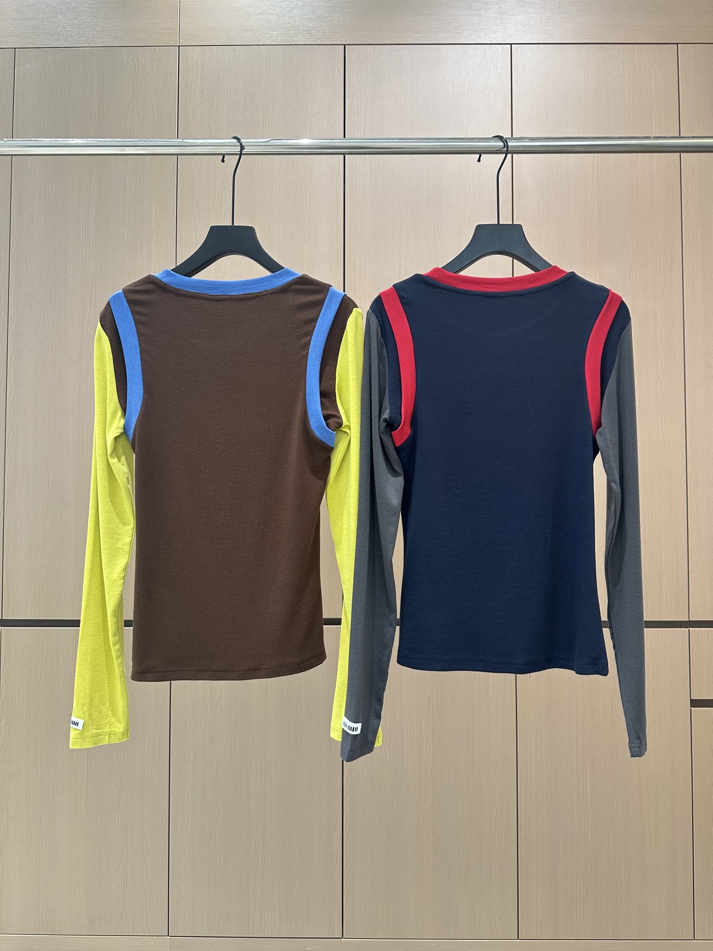 🛒𝐍𝐄𝐖 · 𝟐𝟎𝟐5/爆款现货设计师 原创｜2025新款天丝羊毛撞色打底衫云感舒适的系列！上身的触感谁