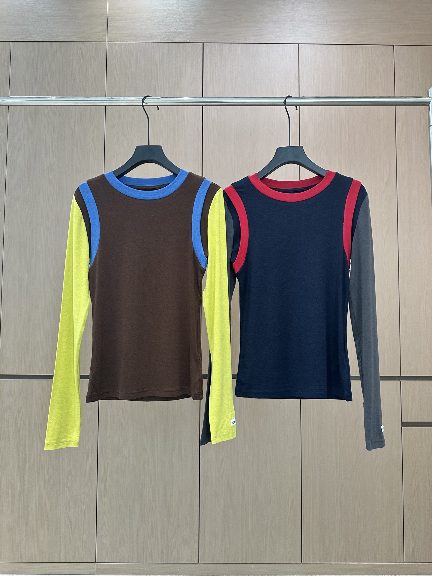 🛒𝐍𝐄𝐖 · 𝟐𝟎𝟐5/爆款现货设计师 原创｜2025新款天丝羊毛撞色打底衫云感舒适的系列！上身的触感谁