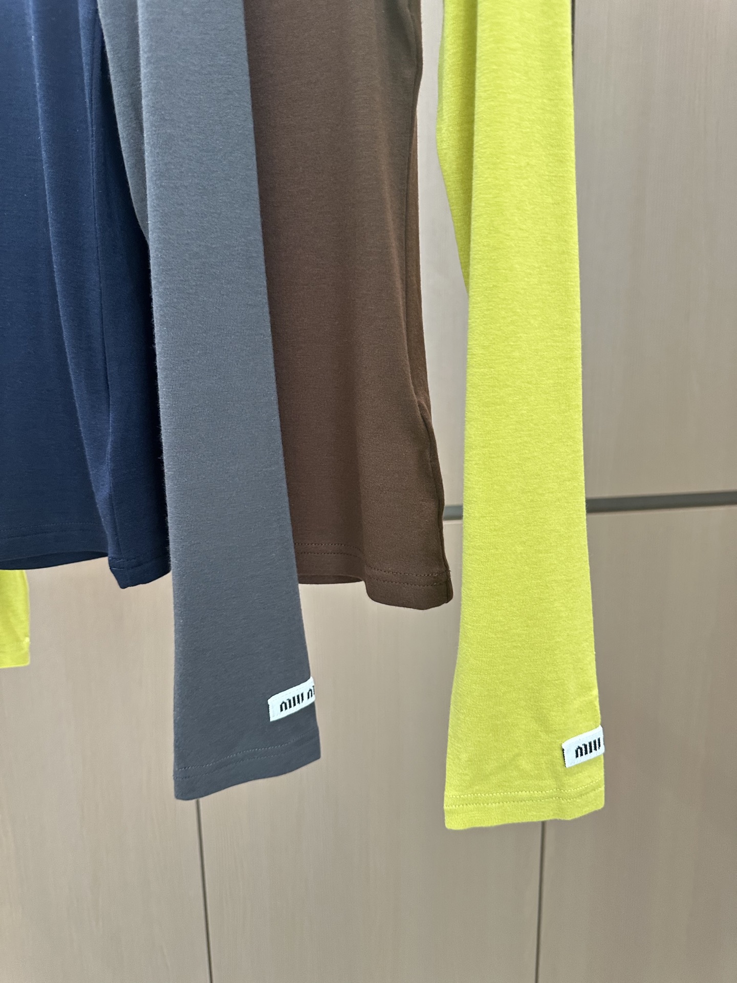 🛒𝐍𝐄𝐖 · 𝟐𝟎𝟐5/爆款现货设计师 原创｜2025新款天丝羊毛撞色打底衫云感舒适的系列！上身的触感谁