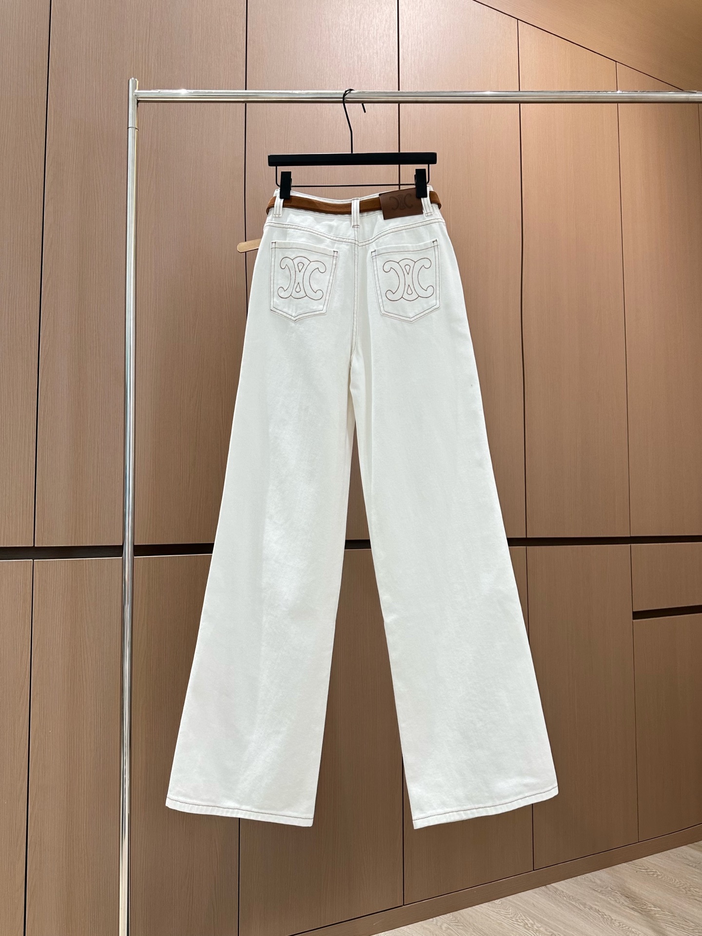 🛒𝐍𝐄𝐖 · 𝟐𝟎𝟐5/爆款现货设计师 原创｜女神同款明线刺绣牛仔裤 这款牛仔裤选用优质面料，工艺洗水，