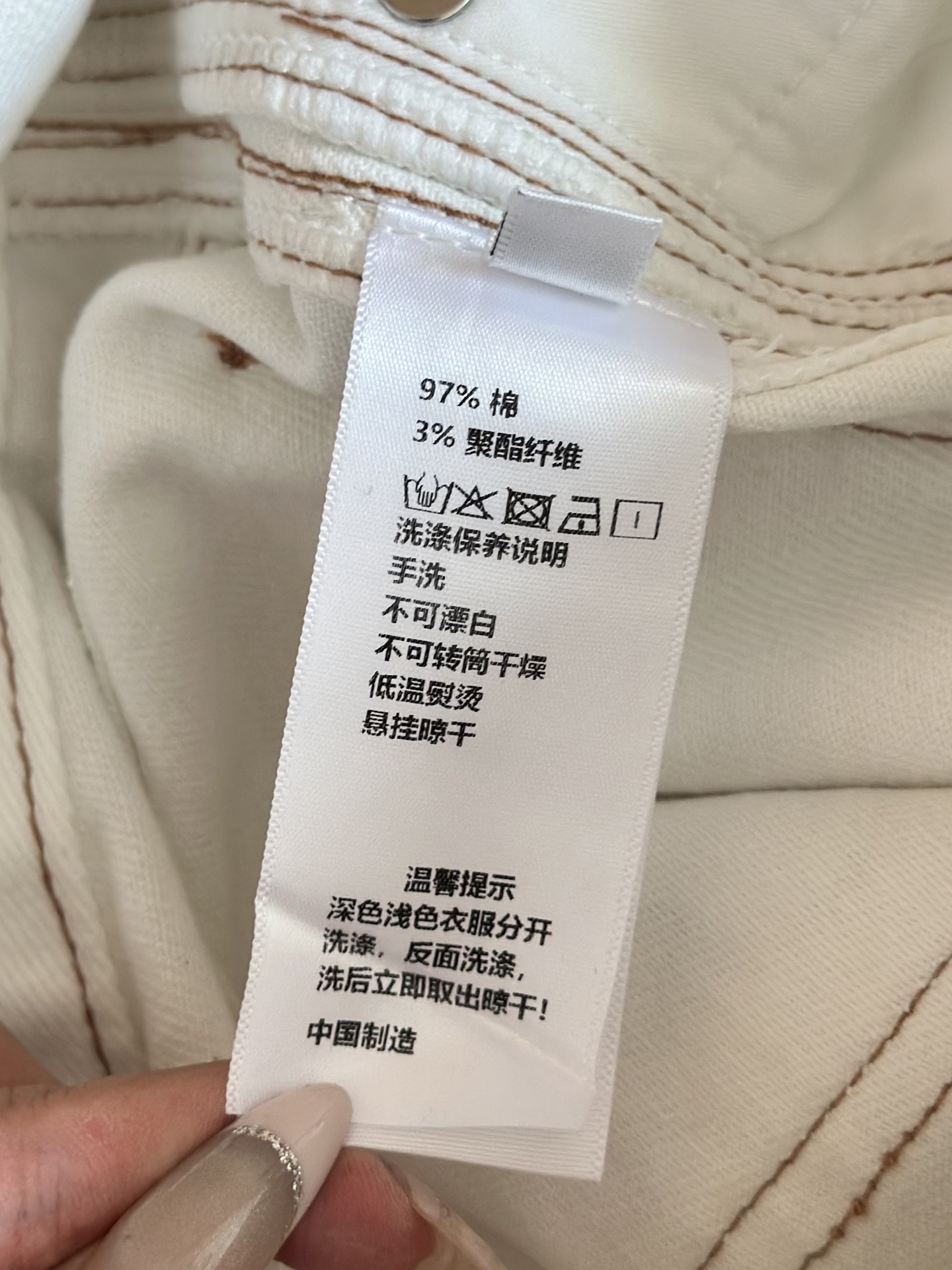 🛒𝐍𝐄𝐖 · 𝟐𝟎𝟐5/爆款现货设计师 原创｜女神同款明线刺绣牛仔裤 这款牛仔裤选用优质面料，工艺洗水，