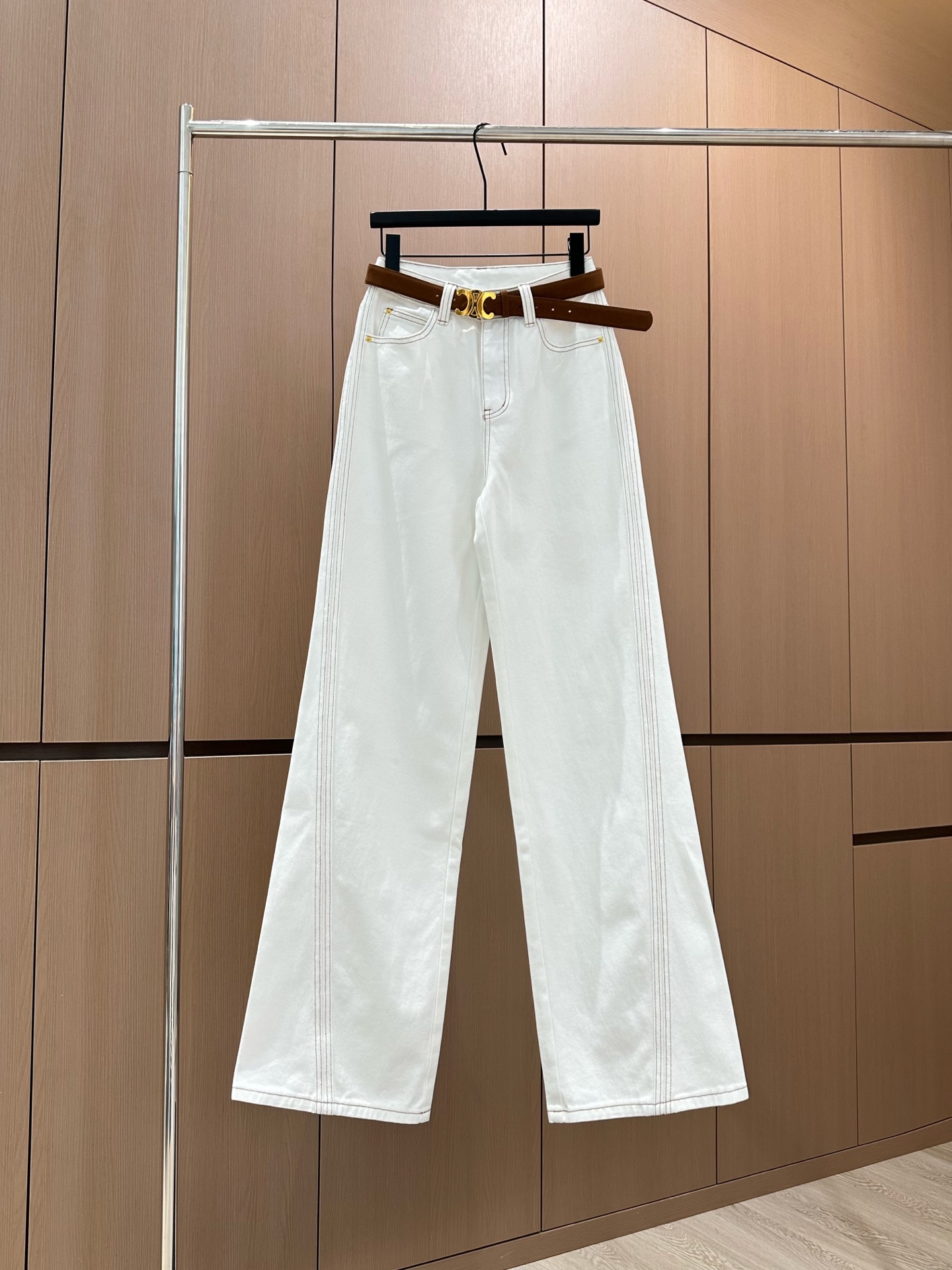 🛒𝐍𝐄𝐖 · 𝟐𝟎𝟐5/爆款现货设计师 原创｜女神同款明线刺绣牛仔裤 这款牛仔裤选用优质面料，工艺洗水，