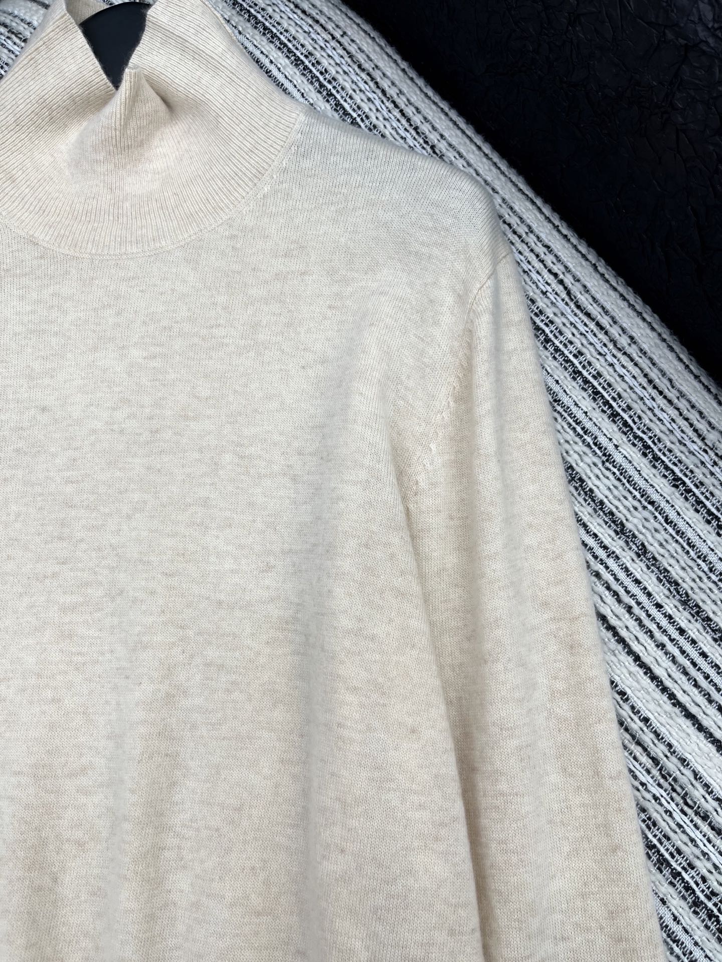 🛒𝐍𝐄𝐖 · 𝟐𝟎𝟐5/爆款现货原单品质 LP｜25女士老钱风羊绒长袖高领针织衫 🍂彰显品牌对日常优雅的