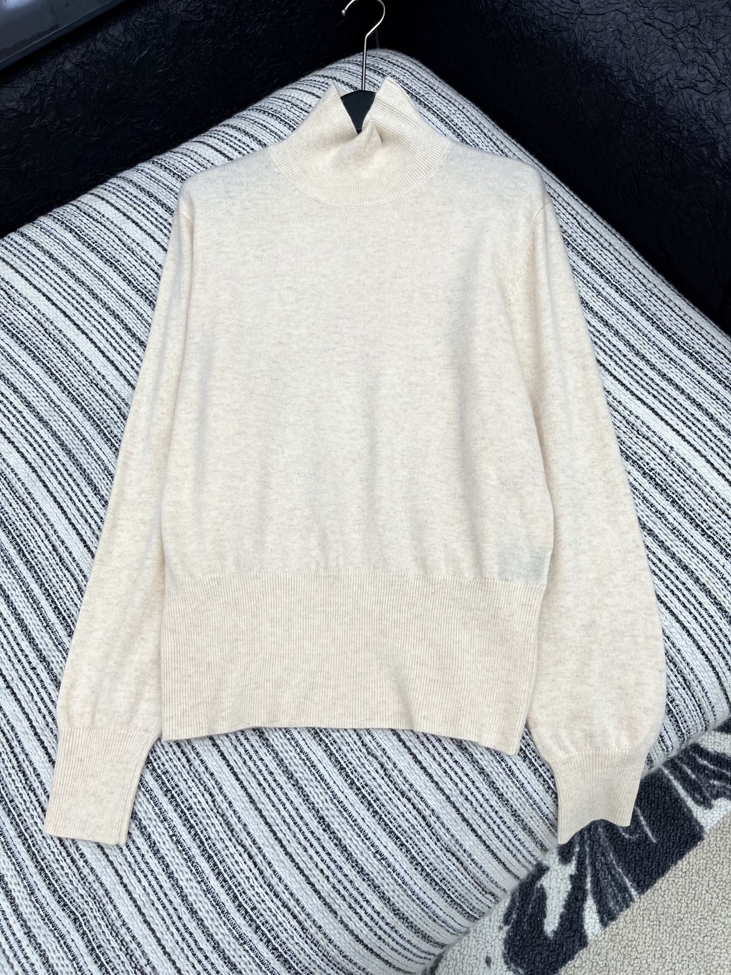 🛒𝐍𝐄𝐖 · 𝟐𝟎𝟐5/爆款现货原单品质 LP｜25女士老钱风羊绒长袖高领针织衫 🍂彰显品牌对日常优雅的