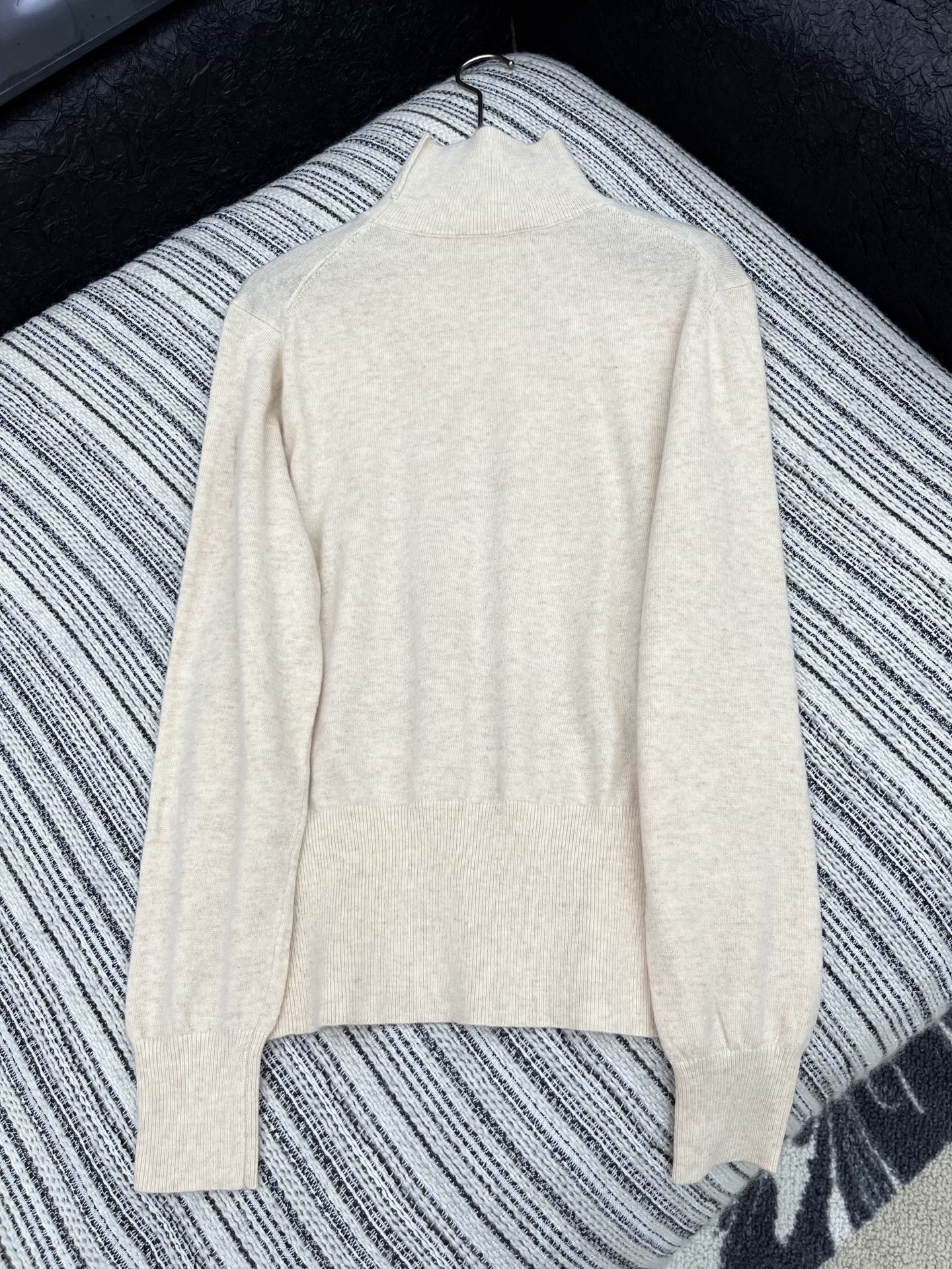 🛒𝐍𝐄𝐖 · 𝟐𝟎𝟐5/爆款现货原单品质 LP｜25女士老钱风羊绒长袖高领针织衫 🍂彰显品牌对日常优雅的