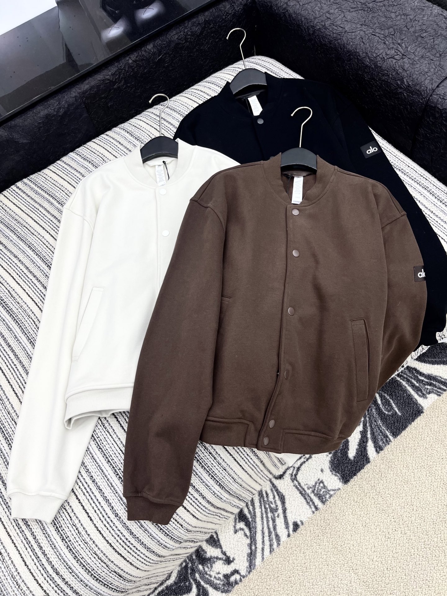 🛒𝐍𝐄𝐖 · 𝟐𝟎𝟐5/爆款现货原单品质 Alo｜25新款夹克外套爆单系列款 气质女神必入 撞色字母贴标