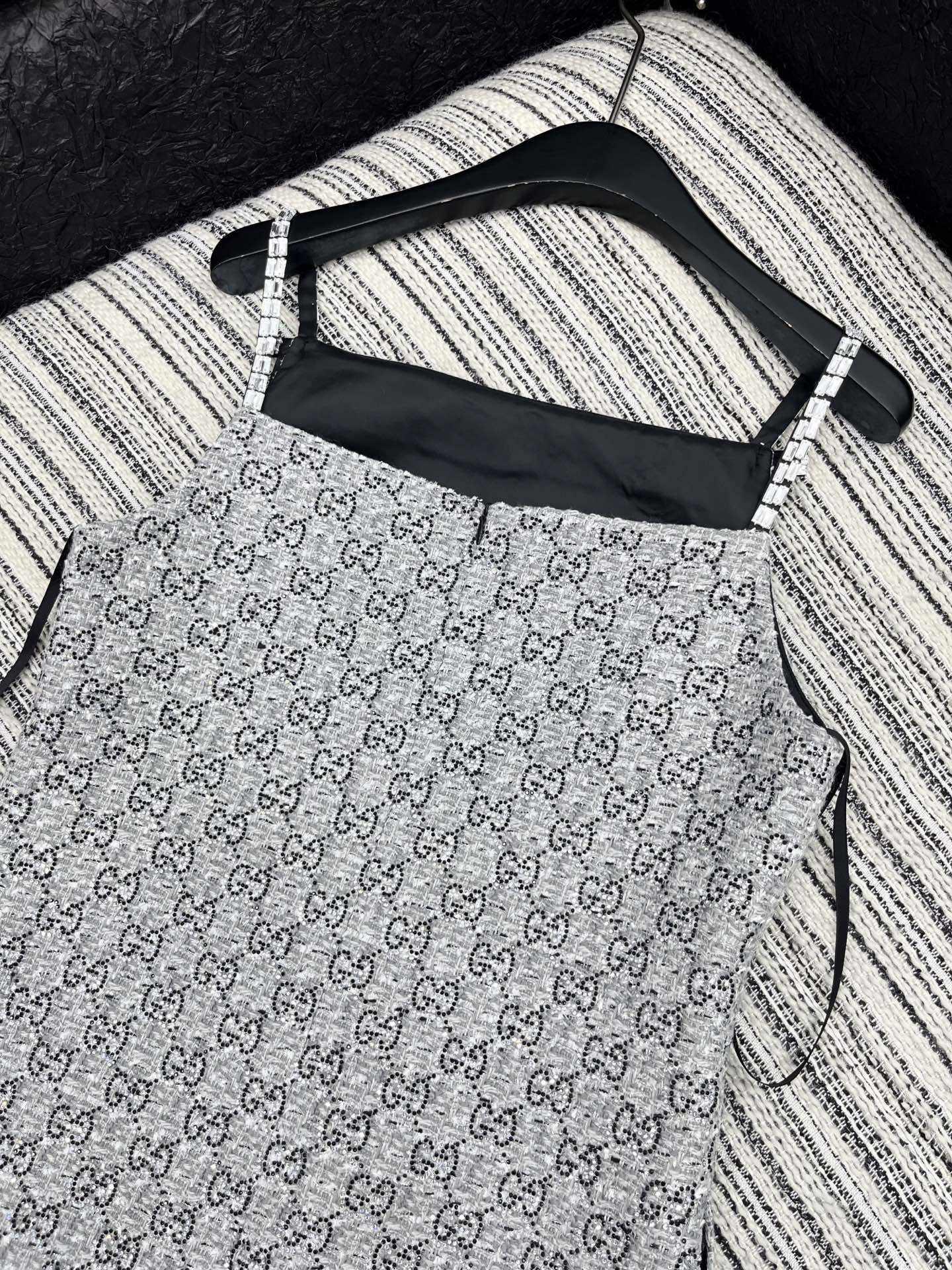 🛒𝐍𝐄𝐖 · 𝟐𝟎𝟐5/爆款现货【原版订制】 Gucc*｜25经典烫钻GG吊带连衣裙精致钻蝴蝶结肩带 高