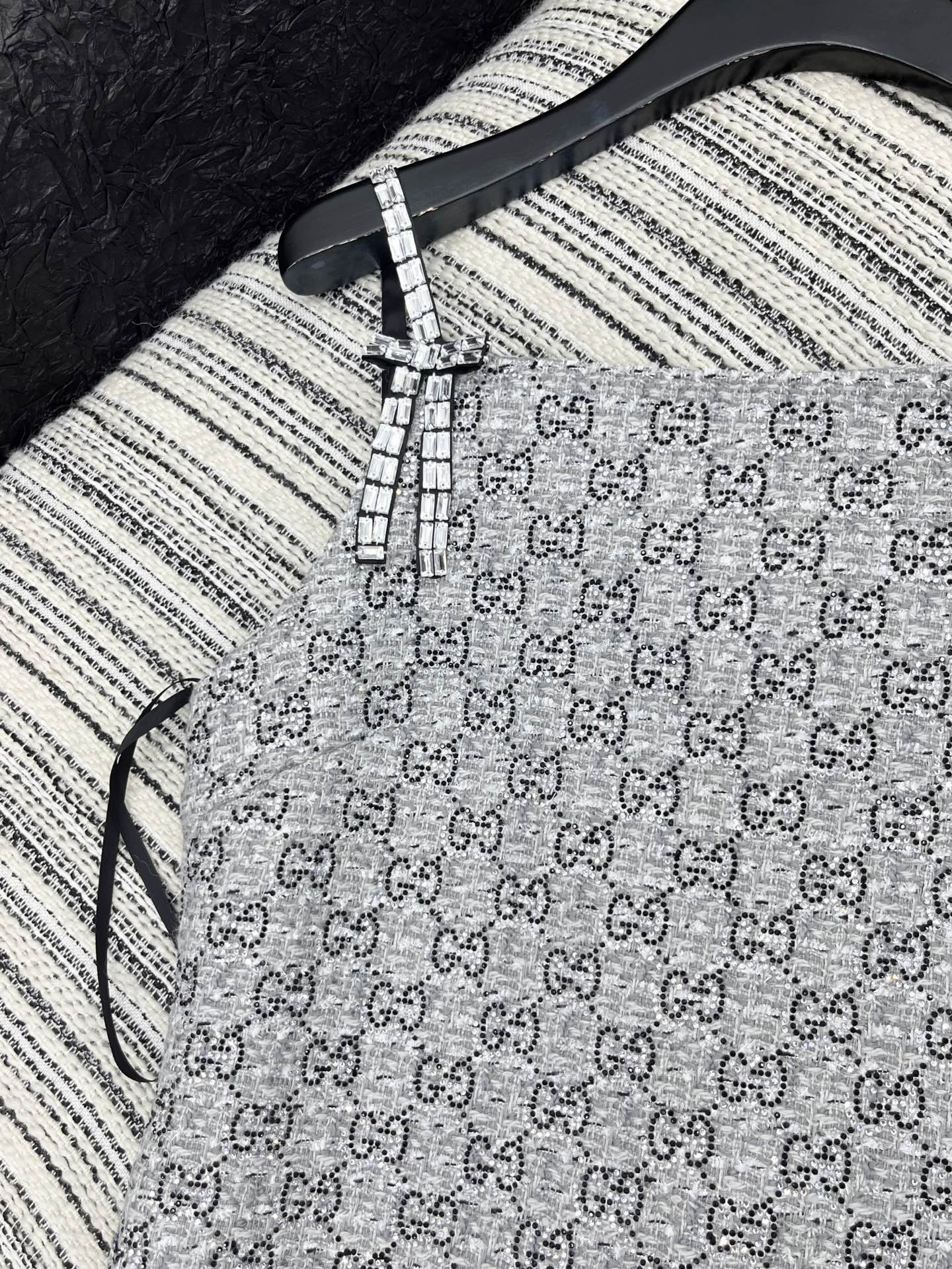 🛒𝐍𝐄𝐖 · 𝟐𝟎𝟐5/爆款现货【原版订制】 Gucc*｜25经典烫钻GG吊带连衣裙精致钻蝴蝶结肩带 高