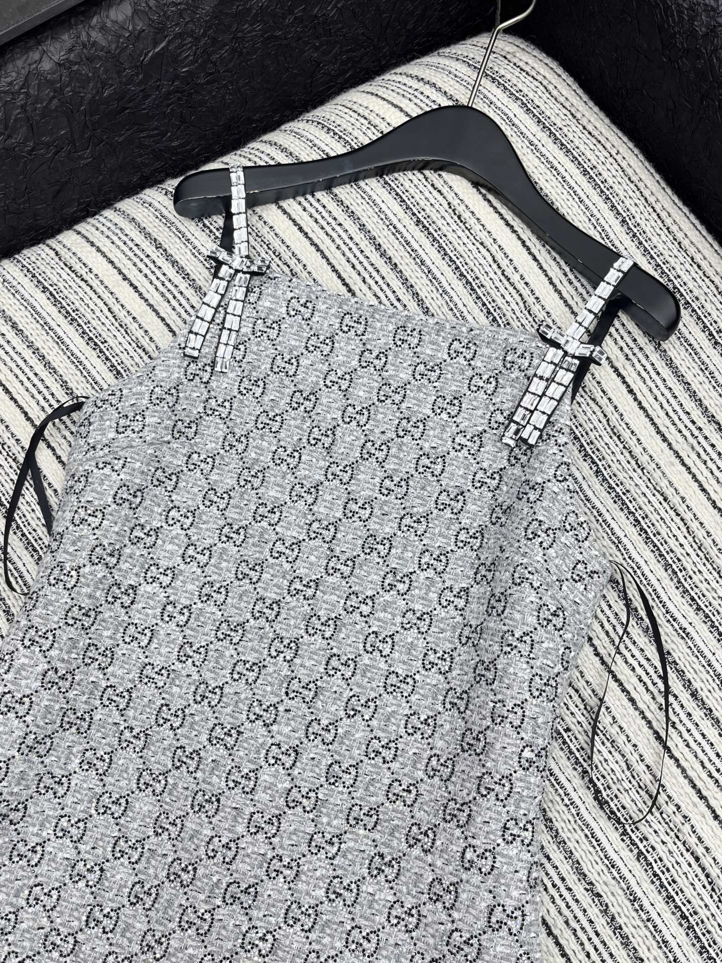 🛒𝐍𝐄𝐖 · 𝟐𝟎𝟐5/爆款现货【原版订制】 Gucc*｜25经典烫钻GG吊带连衣裙精致钻蝴蝶结肩带 高