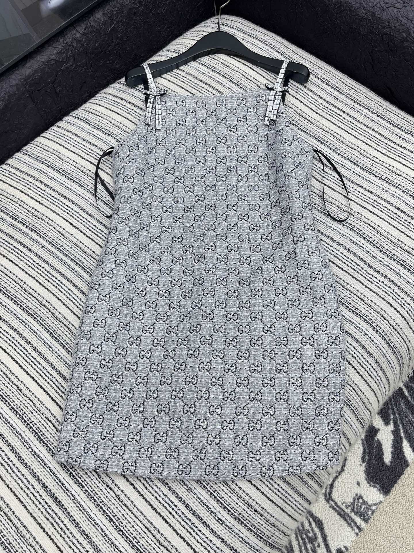 🛒𝐍𝐄𝐖 · 𝟐𝟎𝟐5/爆款现货【原版订制】 Gucc*｜25经典烫钻GG吊带连衣裙精致钻蝴蝶结肩带 高