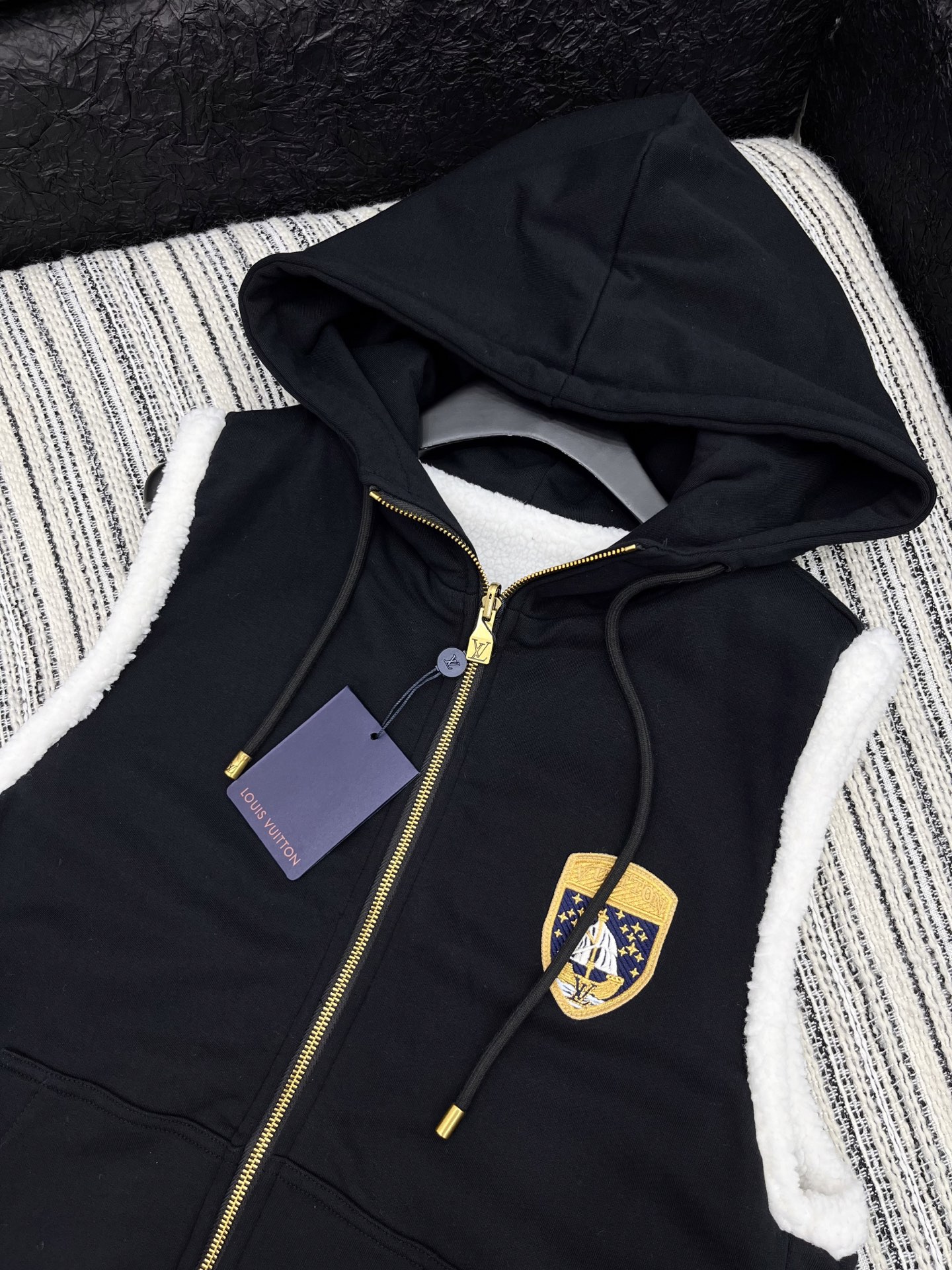 🛒𝐍𝐄𝐖 · 𝟐𝟎𝟐5/爆款现货原版订制 Lv｜25秋冬羊羔毛双面穿带帽马甲外套极简主义设计高级又时髦！