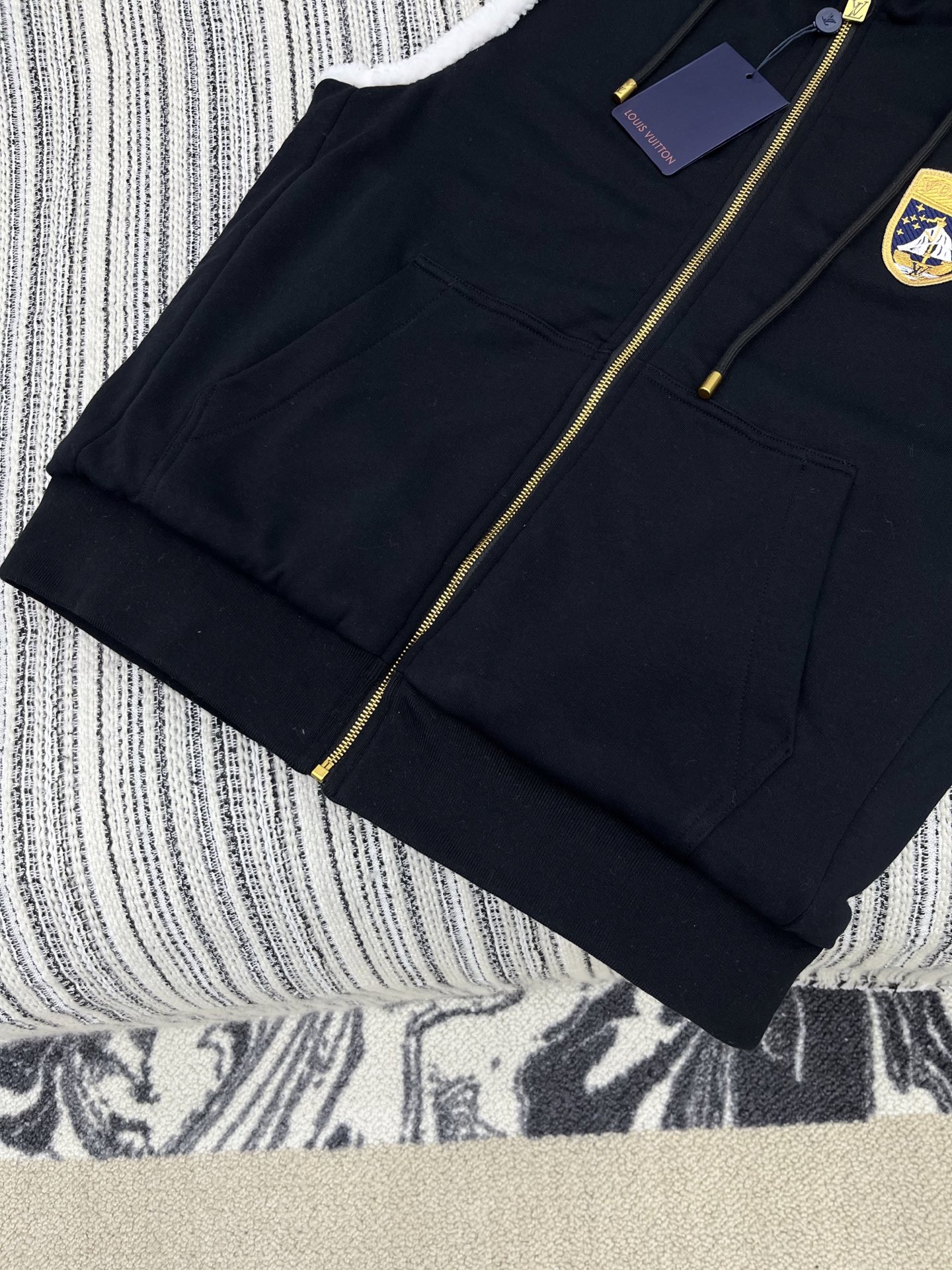 🛒𝐍𝐄𝐖 · 𝟐𝟎𝟐5/爆款现货原版订制 Lv｜25秋冬羊羔毛双面穿带帽马甲外套极简主义设计高级又时髦！