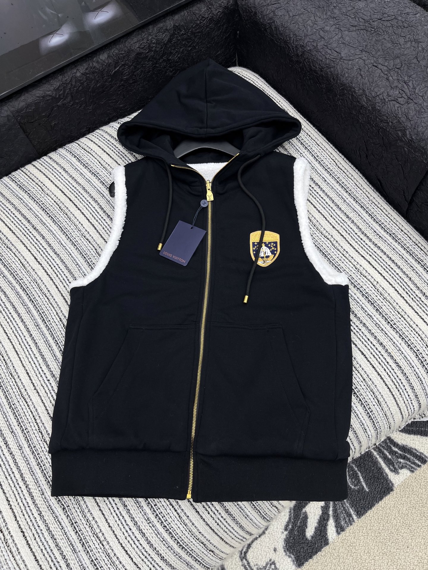 🛒𝐍𝐄𝐖 · 𝟐𝟎𝟐5/爆款现货原版订制 Lv｜25秋冬羊羔毛双面穿带帽马甲外套极简主义设计高级又时髦！