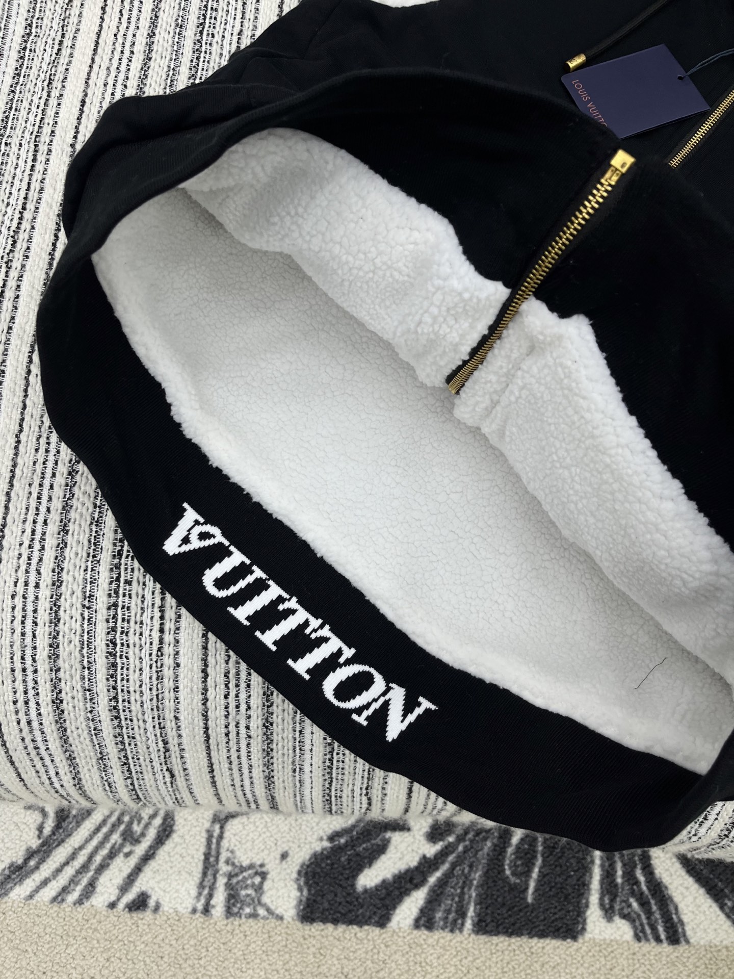 🛒𝐍𝐄𝐖 · 𝟐𝟎𝟐5/爆款现货原版订制 Lv｜25秋冬羊羔毛双面穿带帽马甲外套极简主义设计高级又时髦！